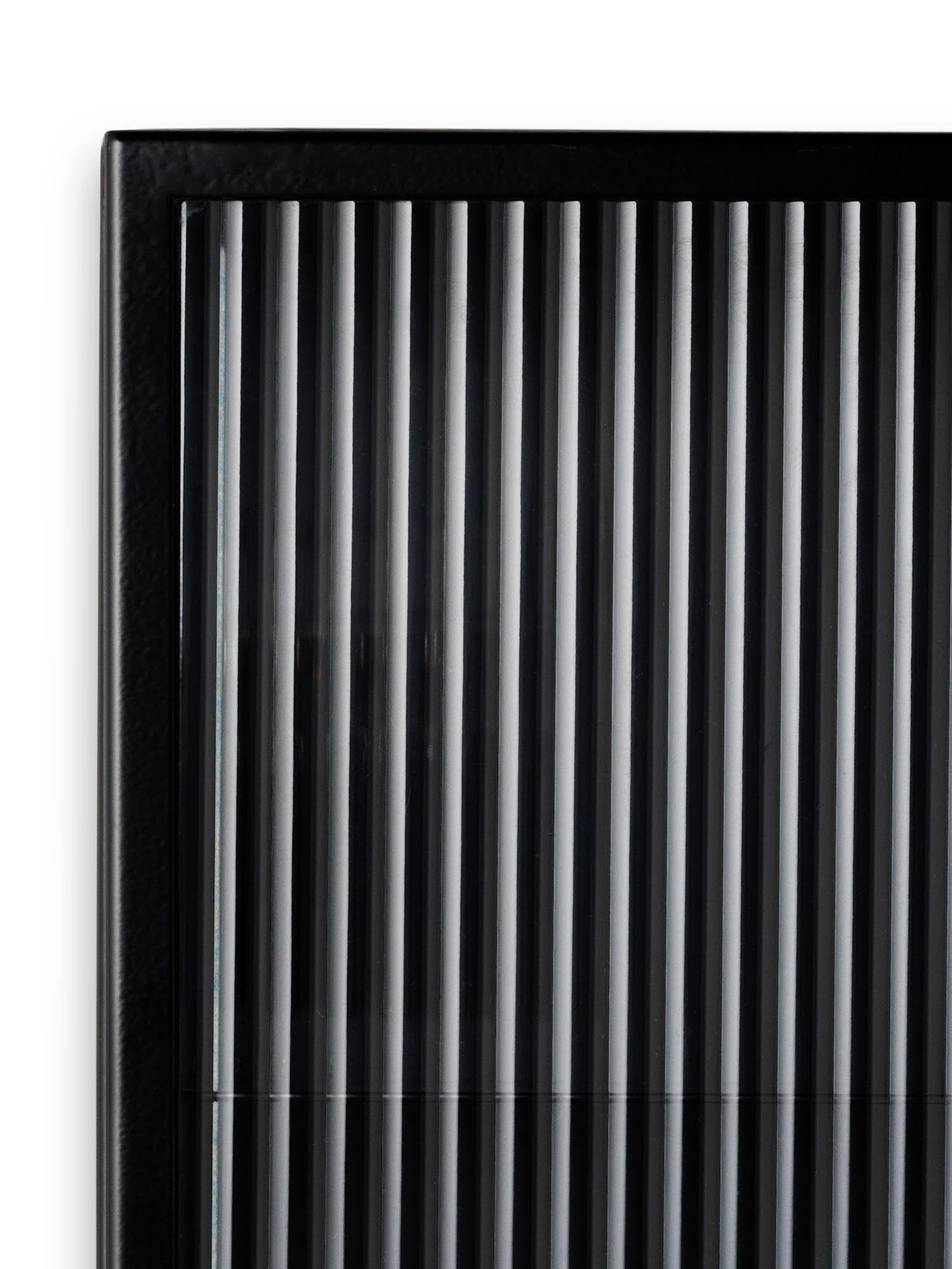 Eleganter Haze Wandschrank von Ferm Living, ausgestattet mit stilvollem geriffeltem Glas für einen zeitgemäßen Look.