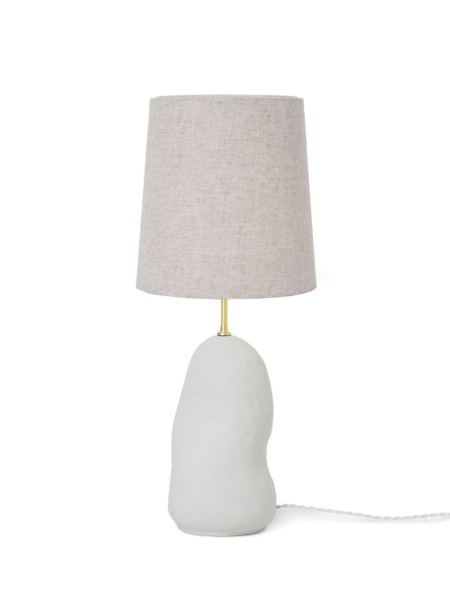 Eleganter Hebe Lampenschirm in sanftem Beige, ideal für stilvolle Beleuchtung und einladende Wohnräume. Hochwertige Verarbeitung von Ferm Living.