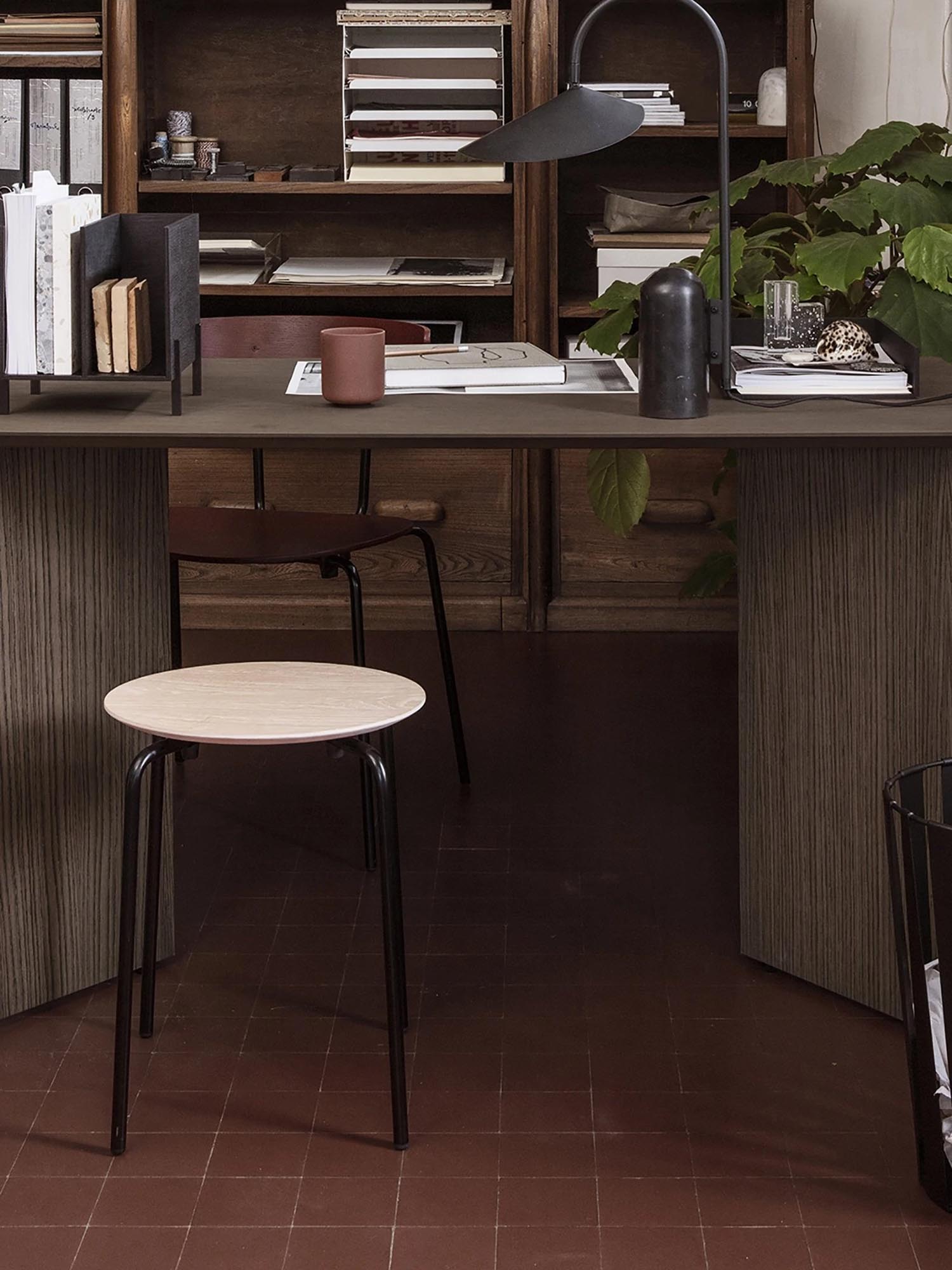 Eleganter Herman Hocker in sanftem Hellbraun, stilvoll inszeniert in einem modernen Wohnambiente von Ferm Living.