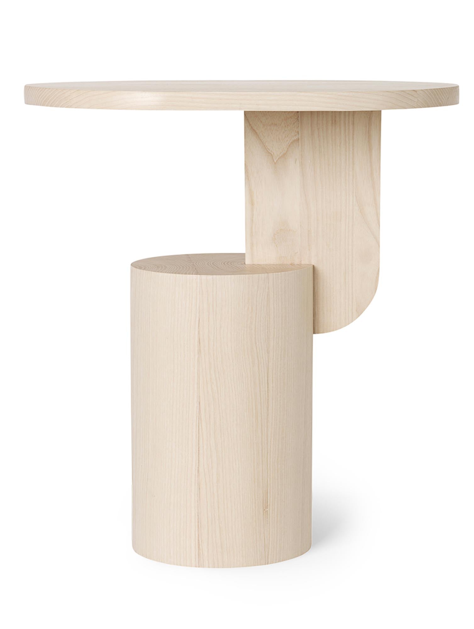 Der Insert Beistelltisch von Ferm Living vereint elegantes Design und Stabilität aus massivem Eschenholz. Ideal für jedes Interieur.