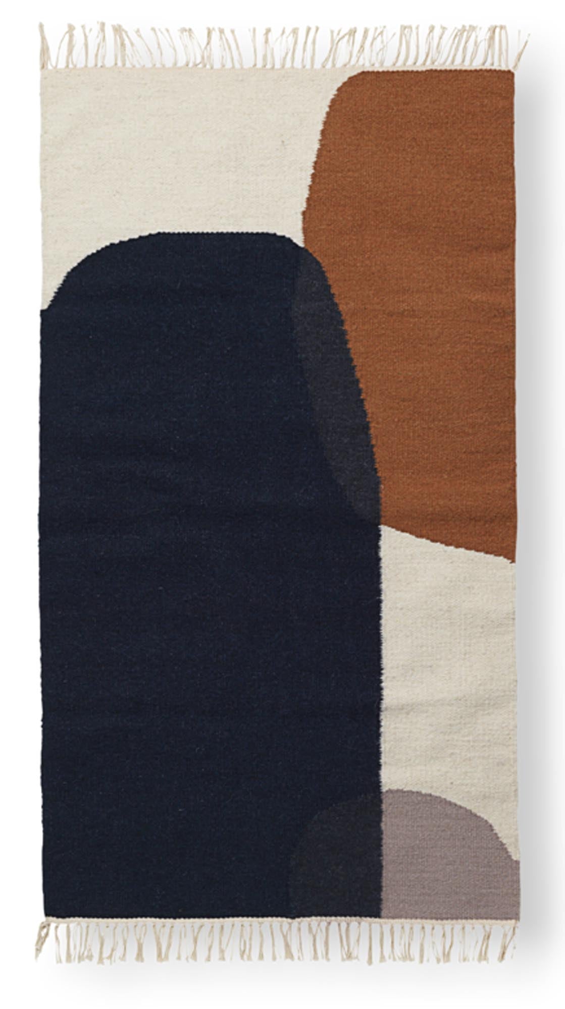 Kelim Teppich Merge von Ferm Living: Einzigartige Handarbeit in warmen Farben, die Räume stilvoll definiert und geometrische Akzente setzt.