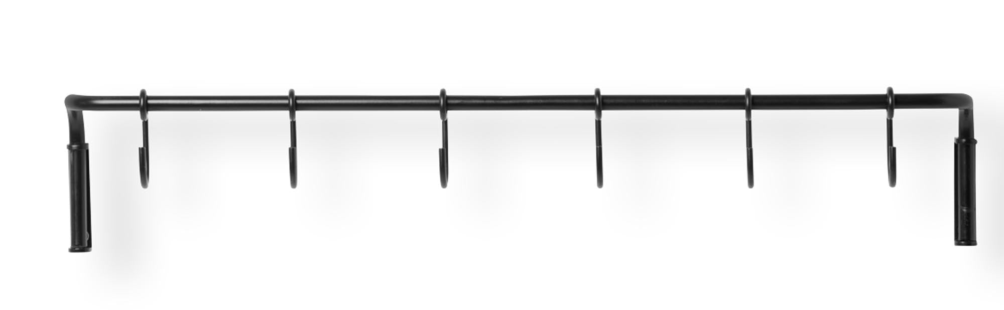 Entdecken Sie die elegante Küchenhakenleiste von Ferm Living aus hochwertigem Messing mit schwarzer Pulverbeschichtung. Ideal für Küchenwerkzeuge und Dekoration.