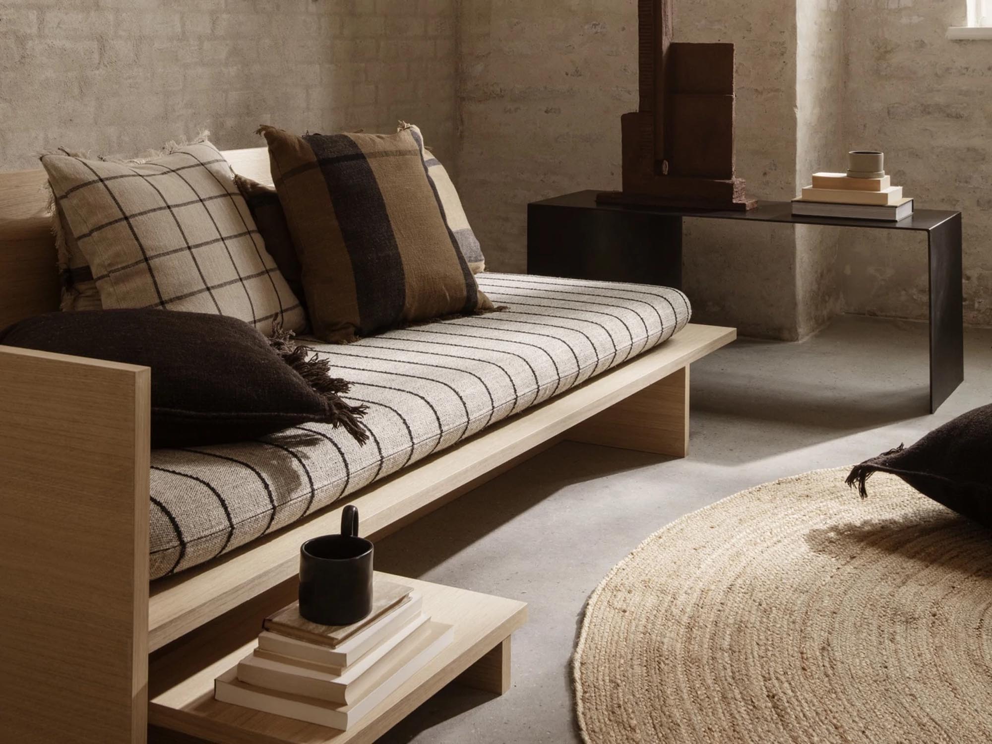 Die Kona Matratze Daybed von Ferm Living vereint hochwertigen Schaumstoff und einen eleganten Bezug, perfekt für stilvolle Entspannung in jedem Raum.