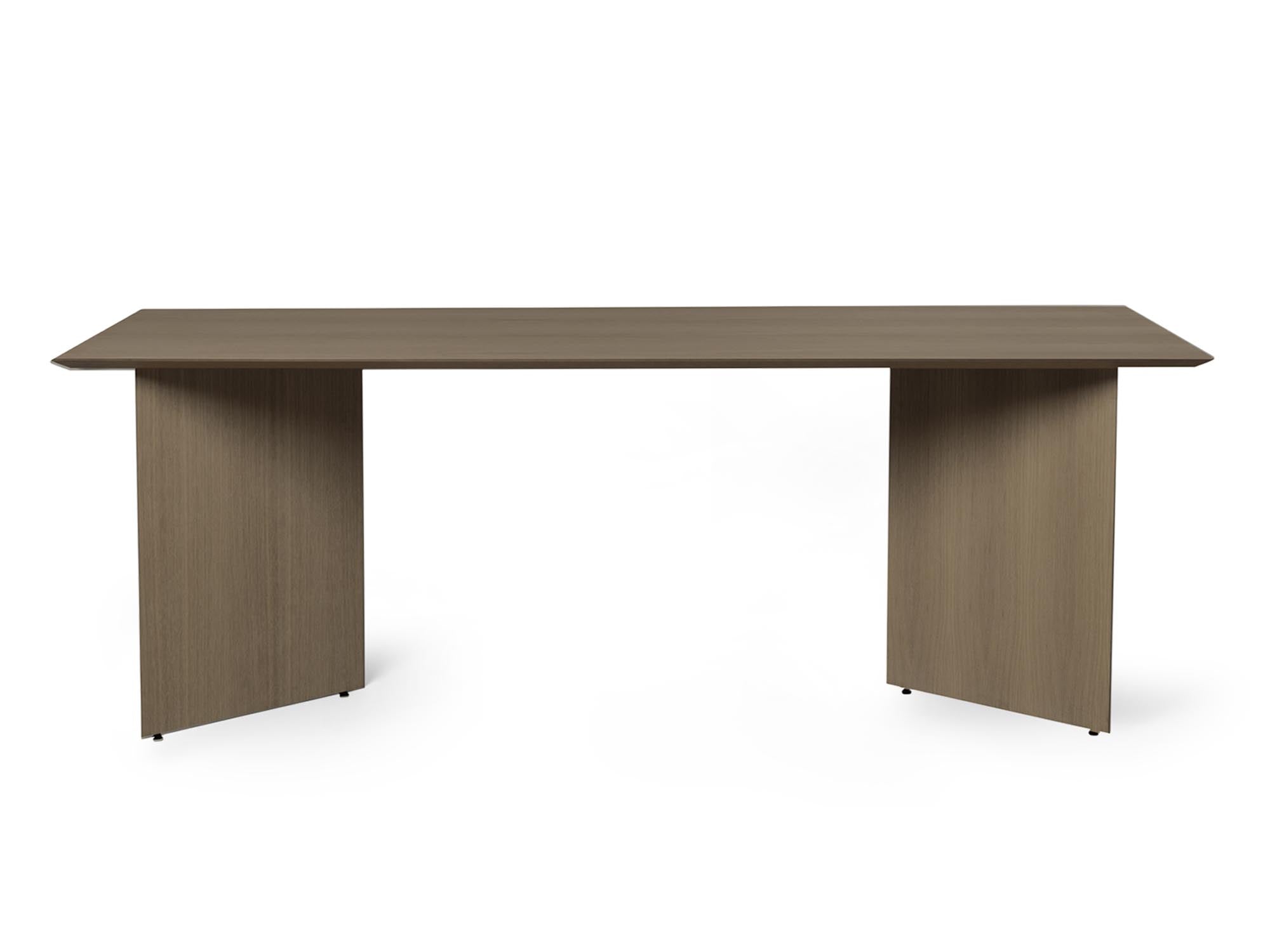 Entdecken Sie die Mingle Tischplatte 210 cm von Ferm Living – eine stilvolle Eichenfurnier-Oberfläche, ideal für moderne Ess- und Schreibtische.