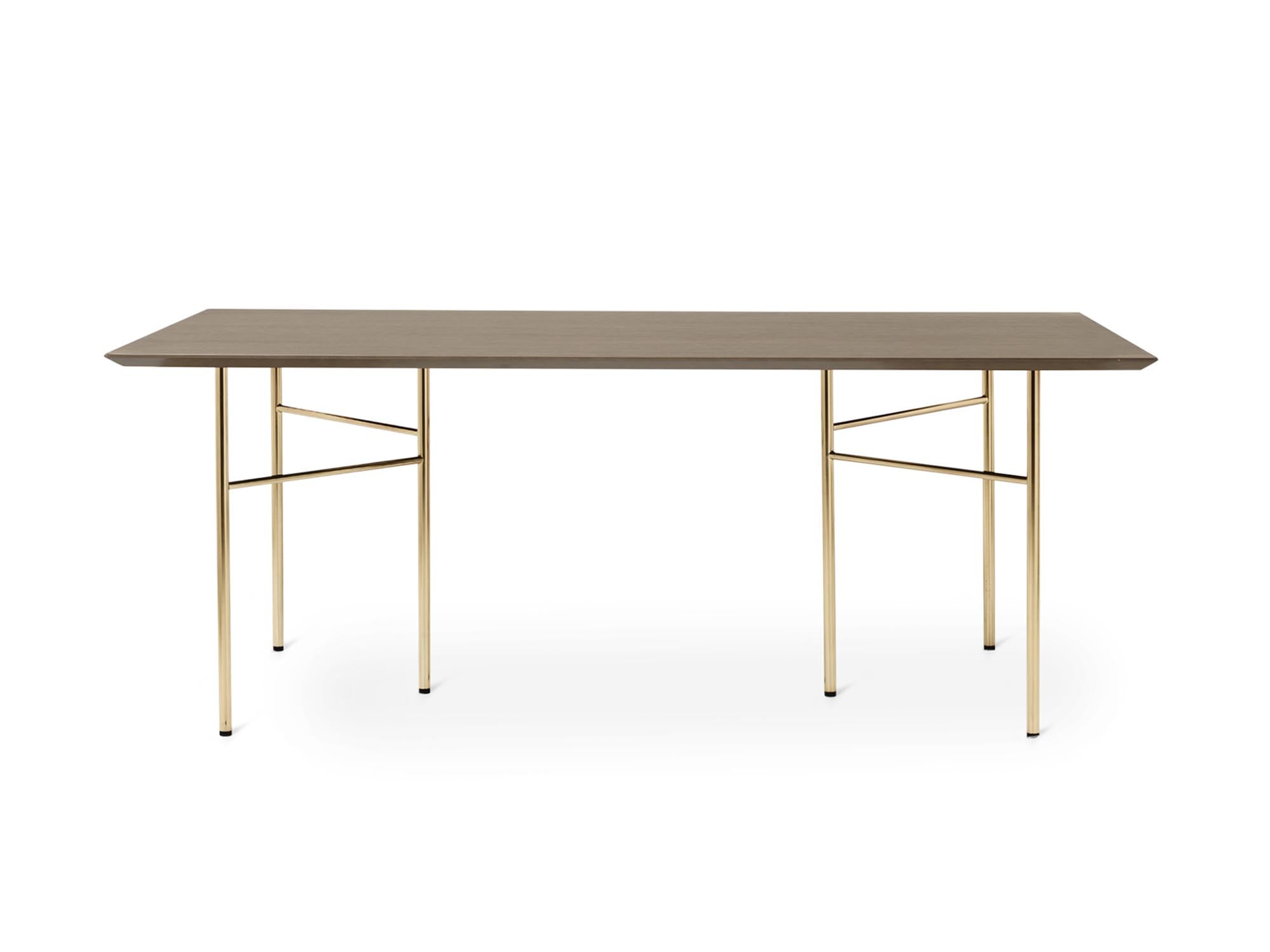 Die Mingle Tischplatte 210 cm von Ferm Living vereint elegantes Design mit natürlichem Eichenfurnier und ist perfekt für gesellige Abende.