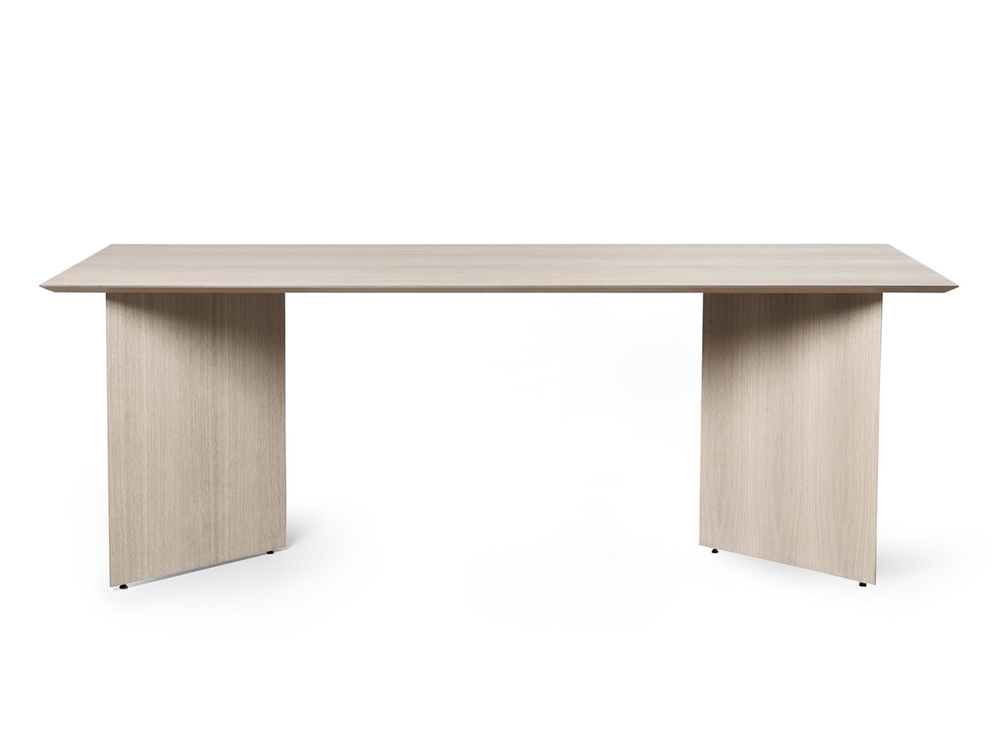 Entdecken Sie die Mingle Tischplatte 210 cm von Ferm Living – eine stilvolle Kombination aus Eichenfurnier und modernem Design für Ihr Zuhause.