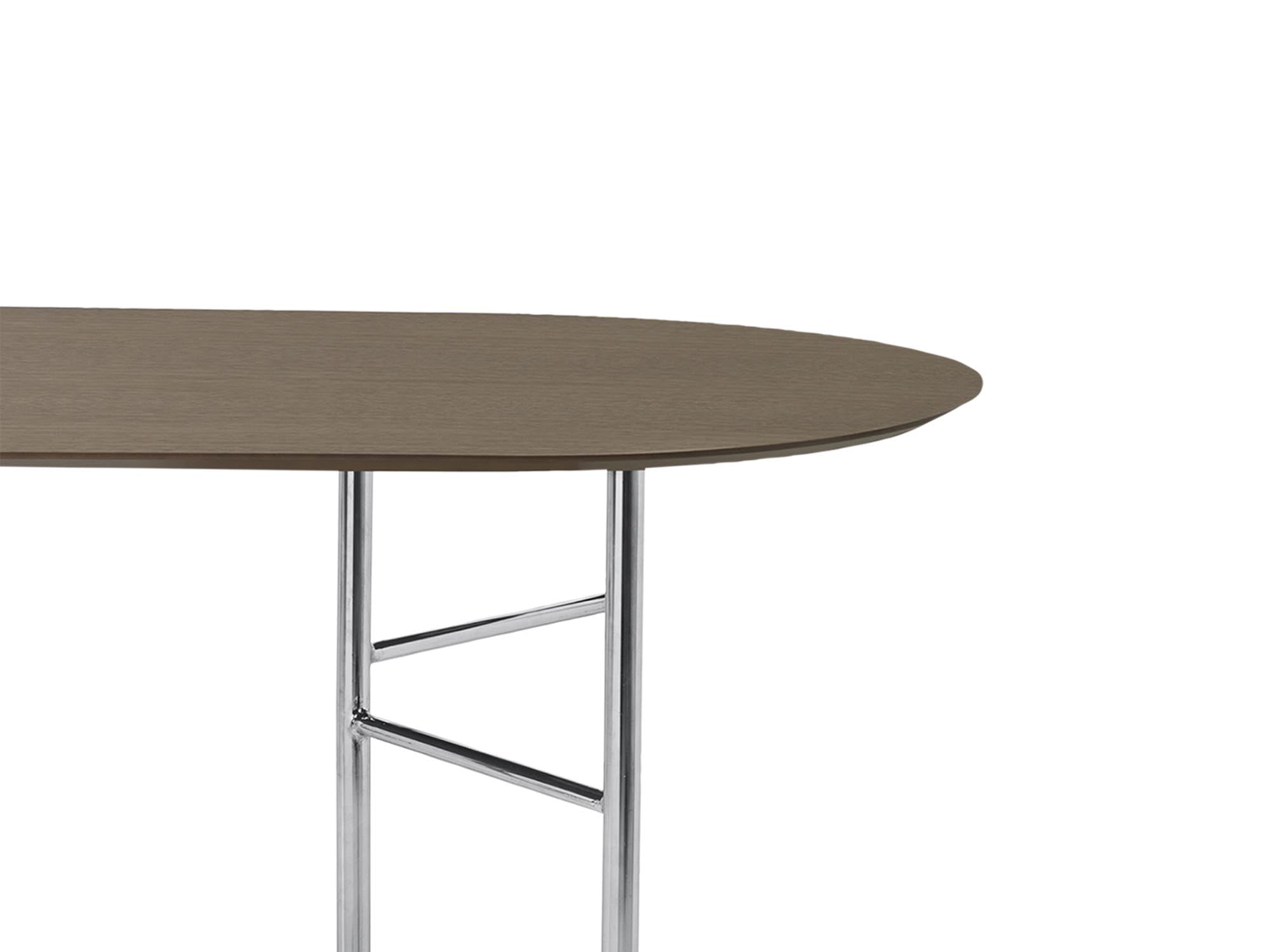 Entdecken Sie die Mingle Tischplatte oval 220 cm von Ferm Living – ein stilvolles Möbelstück aus edlem Eichenfurnier, das Eleganz und Vielseitigkeit vereint.