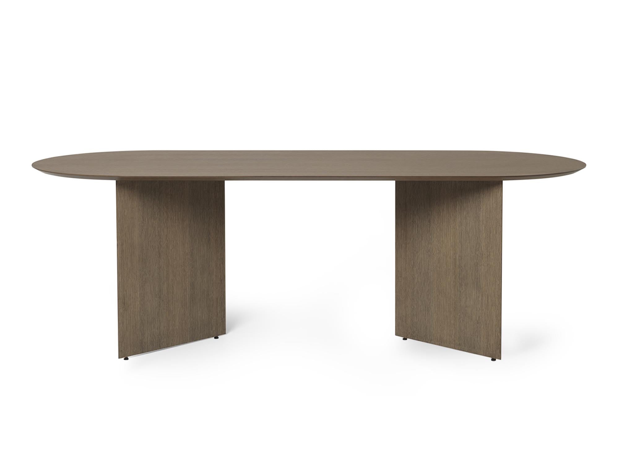 Die Mingle Tischplatte oval 220 cm von Ferm Living besticht durch ihr modernes Design aus hochwertigem Eichenfurnier und bietet zahlreiche Kombinationsmöglichkeiten.