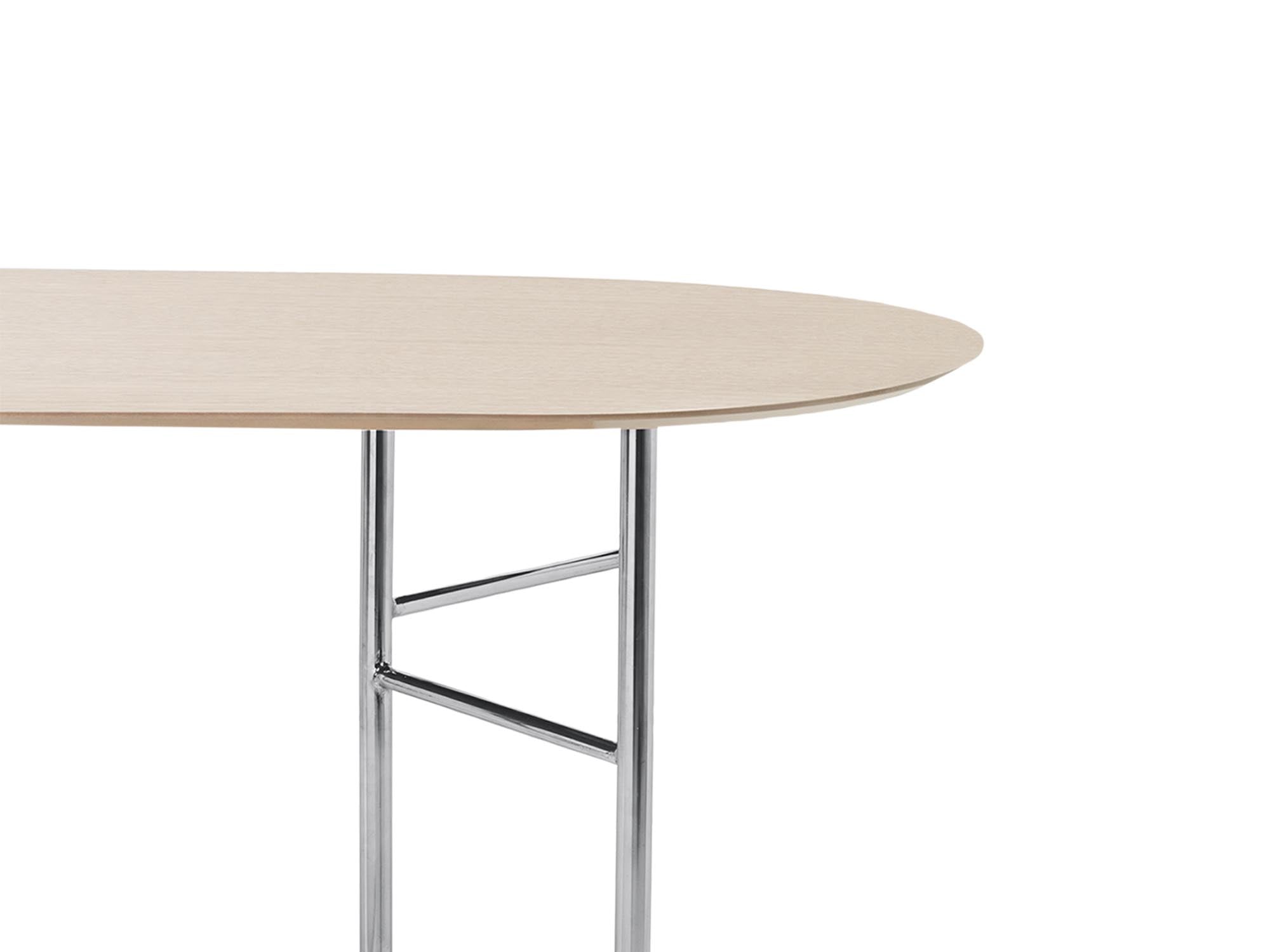 Entdecken Sie die Mingle Tischplatte oval 220 cm von Ferm Living – ein stilvolles Möbelstück aus edlem Eichenfurnier, das Eleganz und Vielseitigkeit vereint.