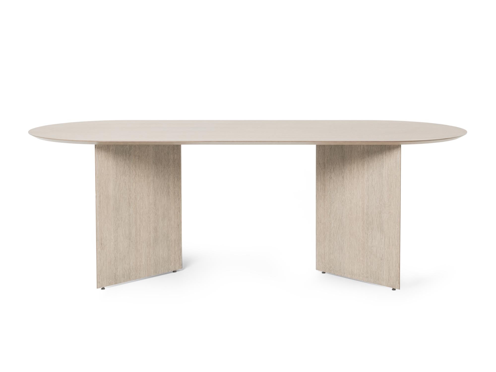 Die Mingle Tischplatte oval 220 cm von Ferm Living besticht durch ihr modernes Design aus hochwertigem Eichenfurnier und bietet zahlreiche Kombinationsmöglichkeiten.
