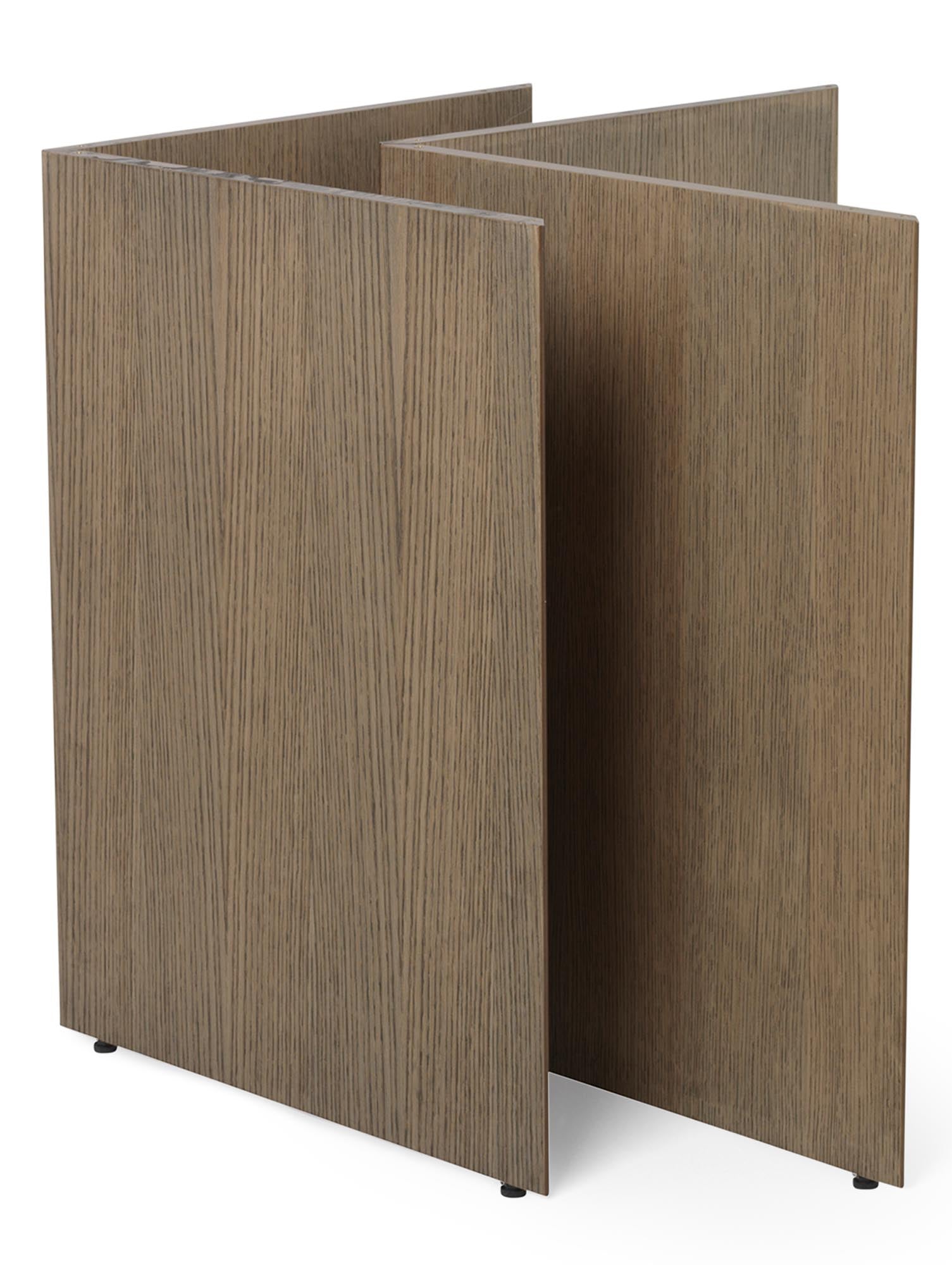 Entdecke die Mingle Tischbeine large von Ferm Living – stabile V-Form, natürliche Holzoptik, ideal für deinen Esstisch. Dänische Handwerkskunst für Langlebigkeit.