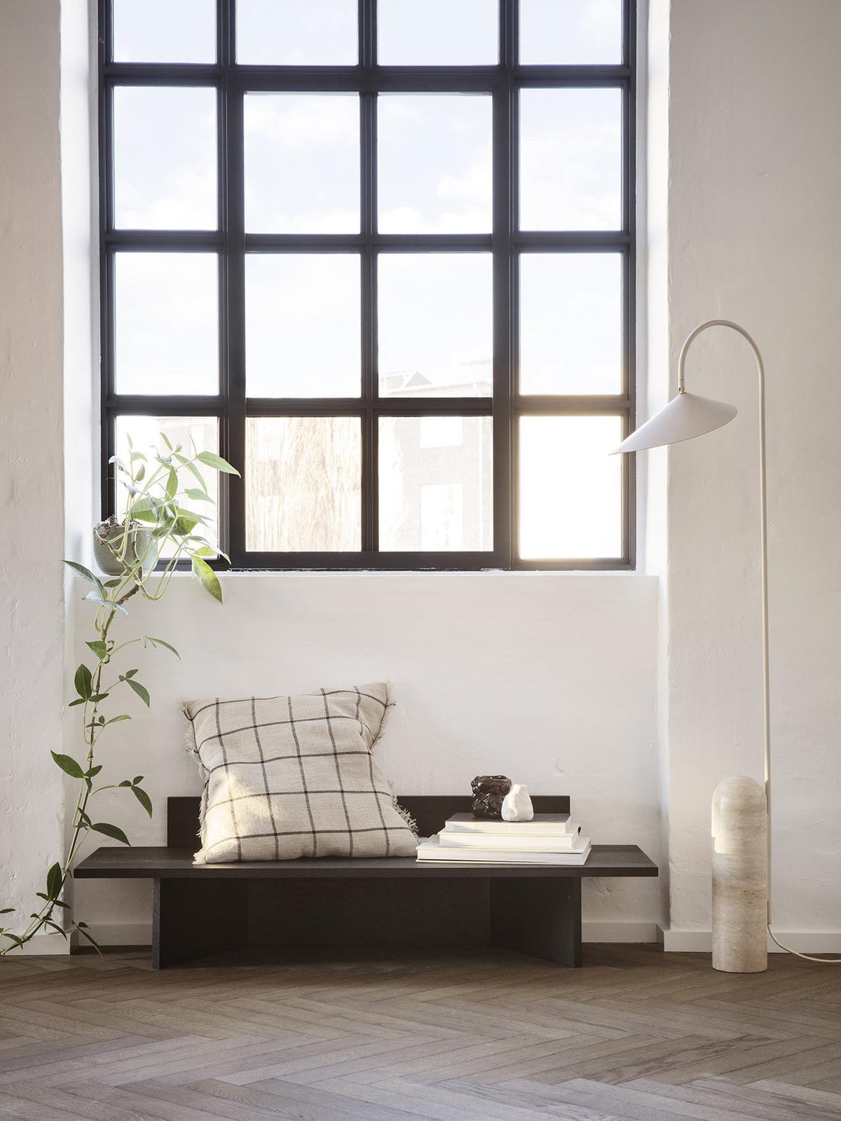 Oblique Bank in Schwarz präsentiert im Onlineshop von KAQTU Design AG. Sitzbank ist von Ferm Living