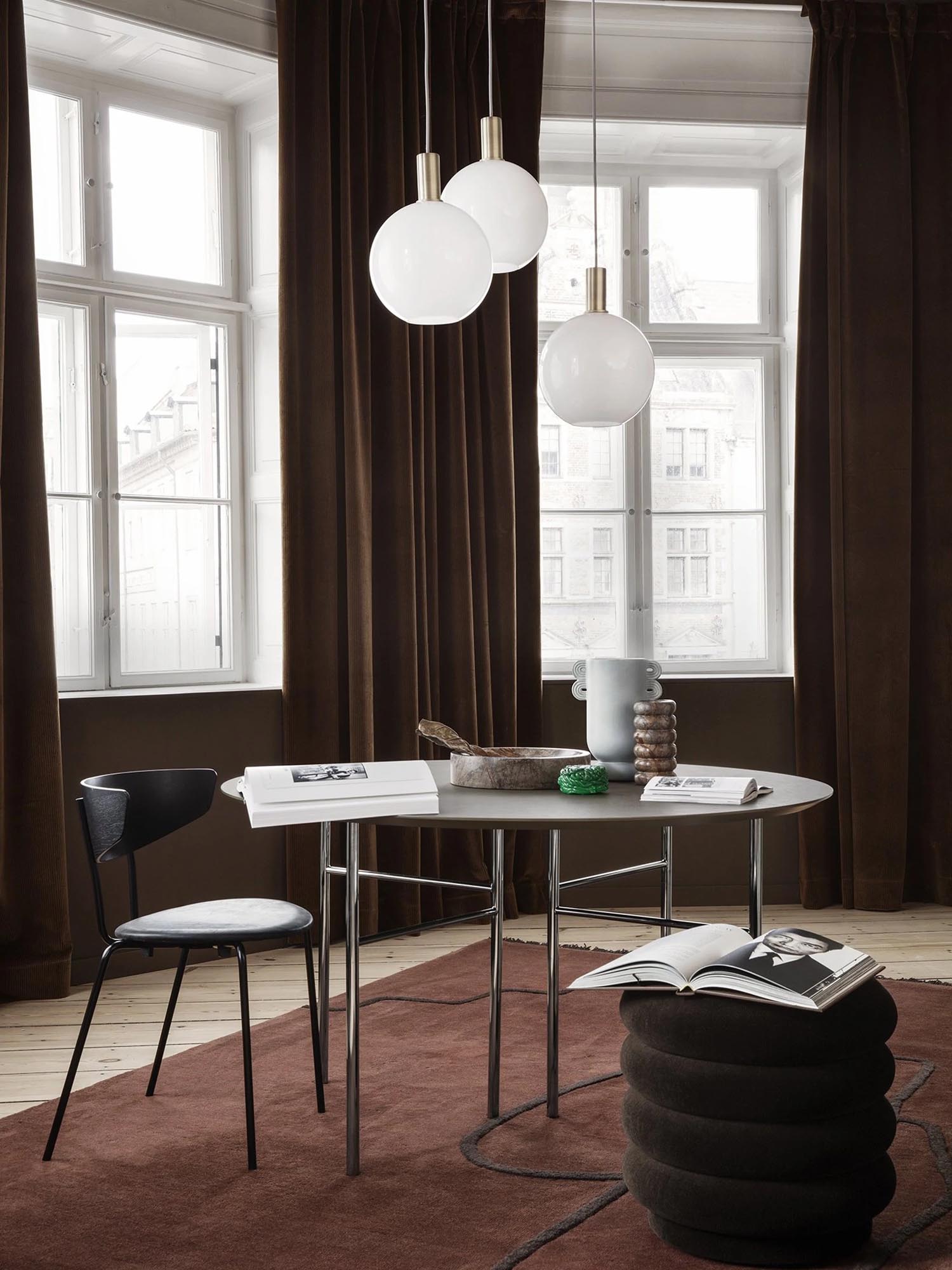 Die kugelförmige Opal Leuchte von Ferm Living vereint stilvolles Design mit harmonischer Lichtverteilung und passt perfekt in jedes Zuhause.
