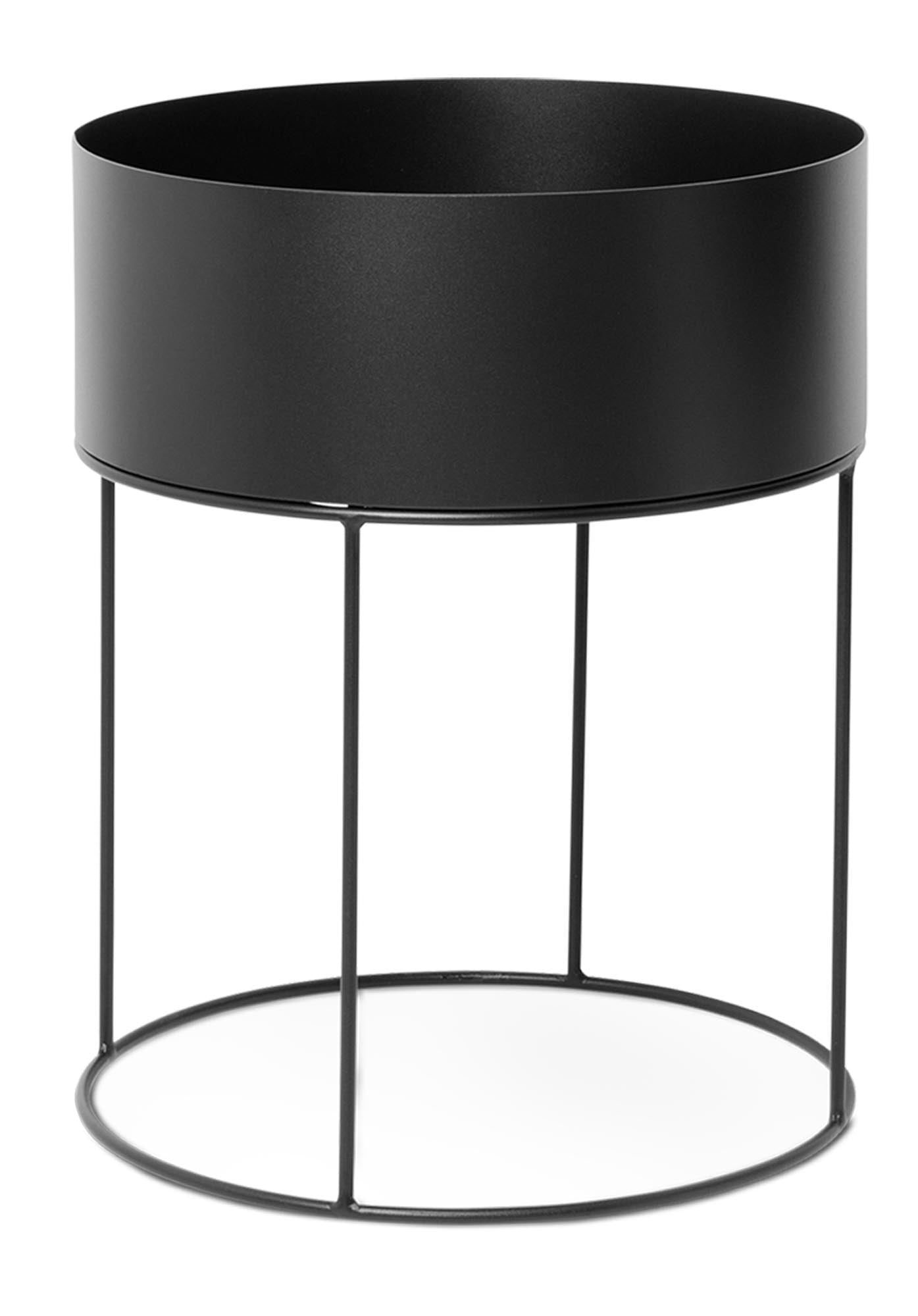 Die runde Plant Box von Ferm Living: zeitloses Design, elegante Linien, vielseitig als Pflanzgefäss, Minibar oder Couchtisch nutzbar.