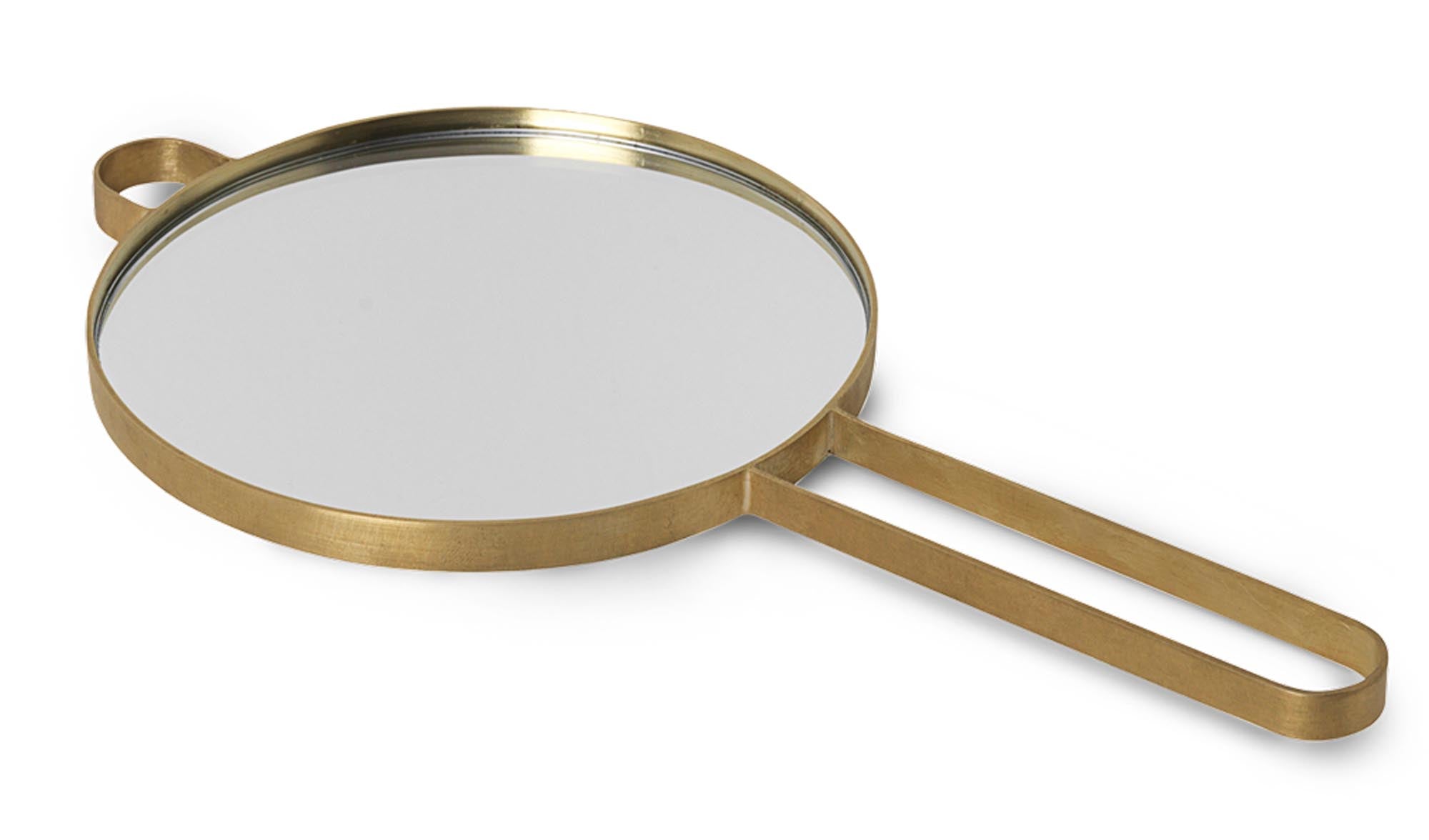 Entdecken Sie den eleganten Poise Handspiegel von Ferm Living aus hochwertigem Messing. Ideal für Ihr Badezimmer oder unterwegs, praktisch und dekorativ.
