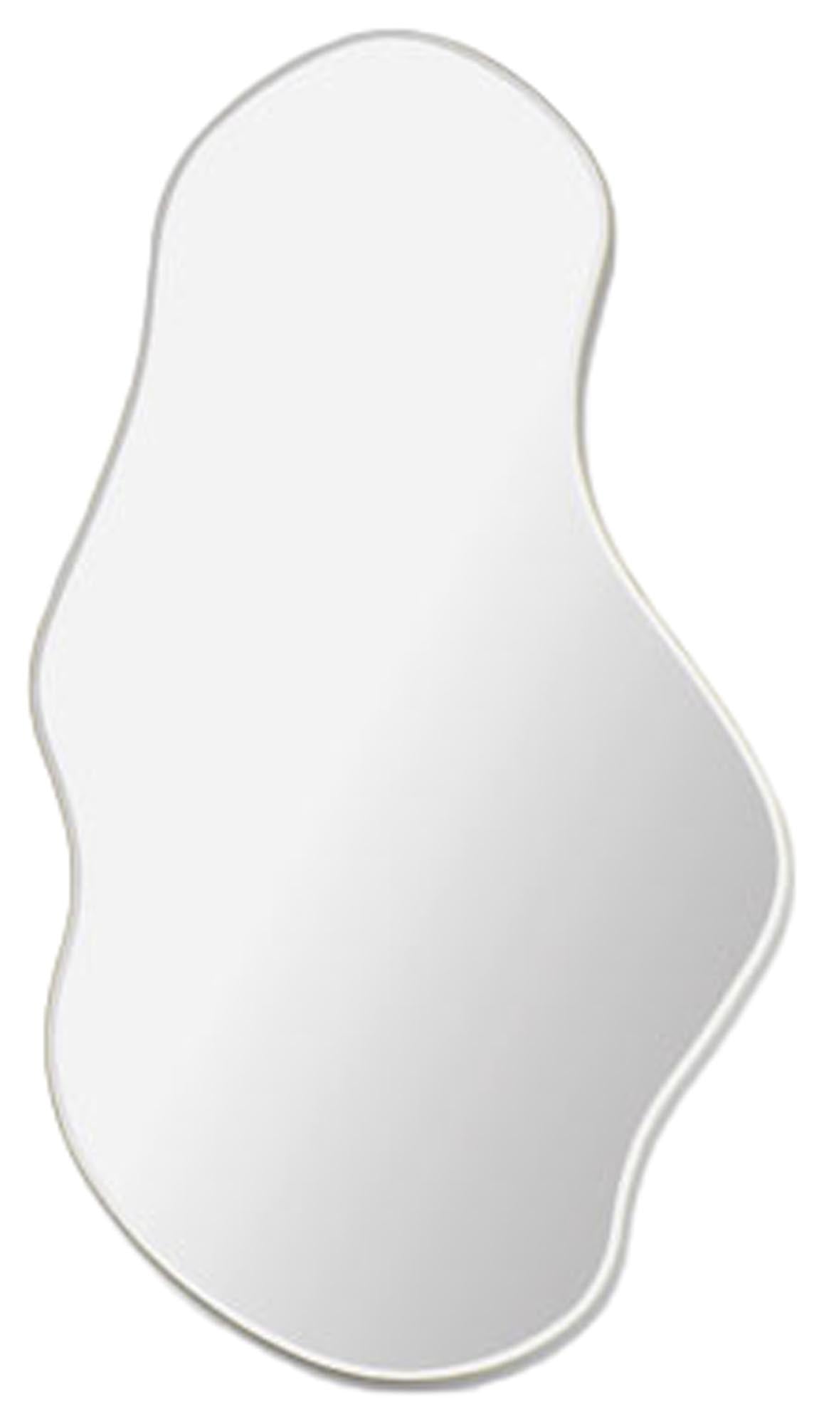 Grosser Pond Spiegel von Ferm Living: Organische Form, inspiriert von Wasserbewegungen, mit Messingrahmen. Vielseitig aufhängbar.