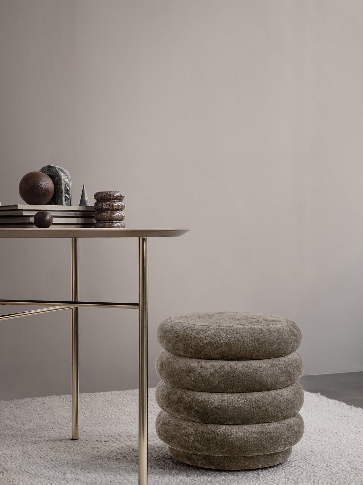 Eleganter runder Pouf von Ferm Living, vielseitig einsetzbar, mit modernem Design und hochwertiger Verarbeitung.