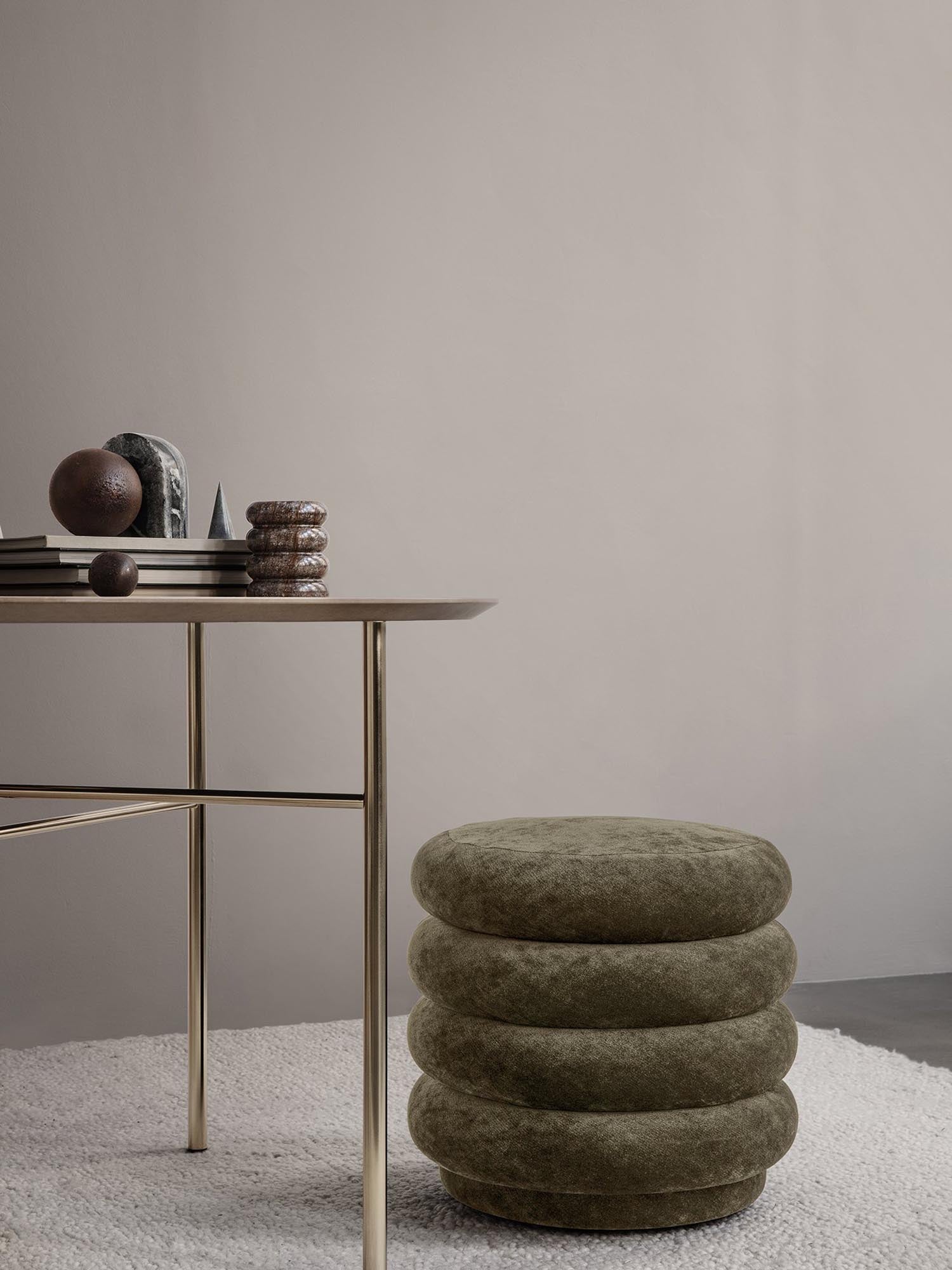 Runder Pouf von Ferm Living: Ein grafisches Element, das Weichheit und Volumen in dein modernes Zuhause bringt.