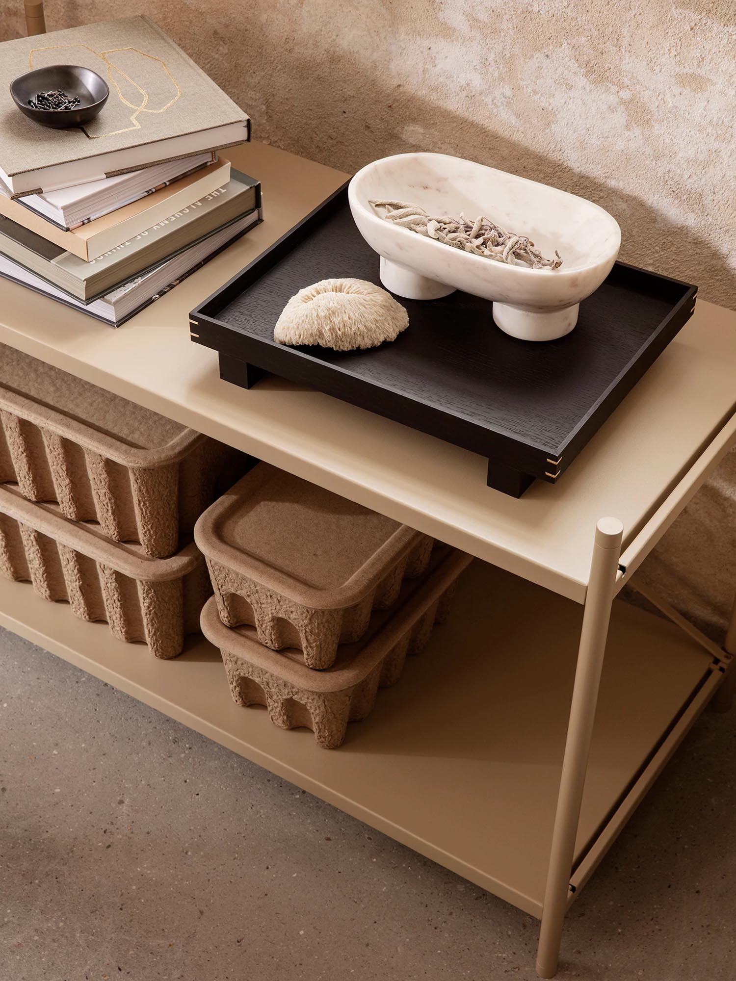 Entdecken Sie das Punctual Regalsystem von Ferm Living: elegantes, robustes Metall, flexible Gestaltungsmöglichkeiten und harmonische Farben für jedes Zuhause.