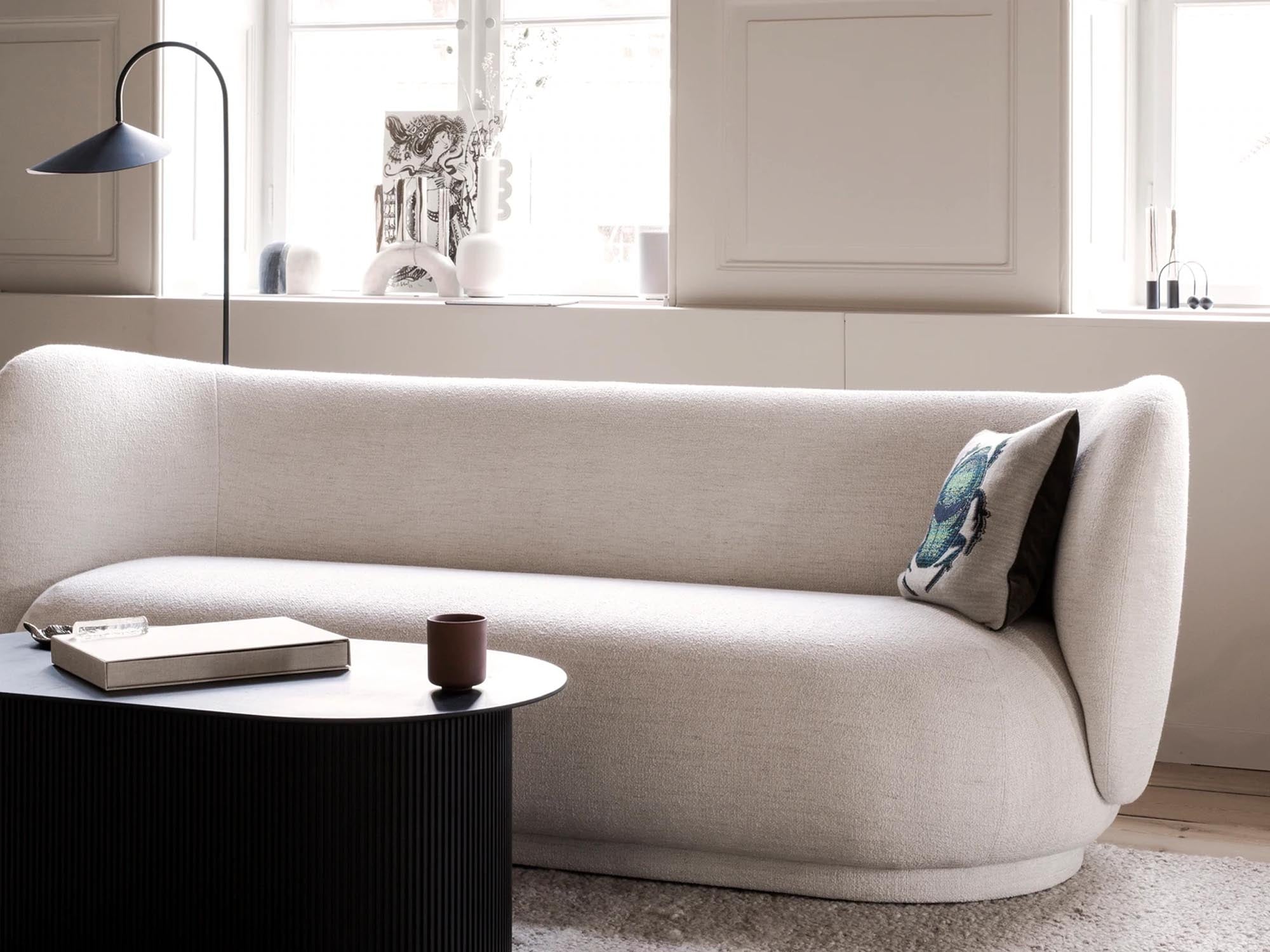 Entdecke das Rico 3er Sofa von Ferm Living: Ein harmonisches Zusammenspiel aus sanften Kurven, stabiler Bauweise und luxuriösem Bouclé für stilvollen Komfort.