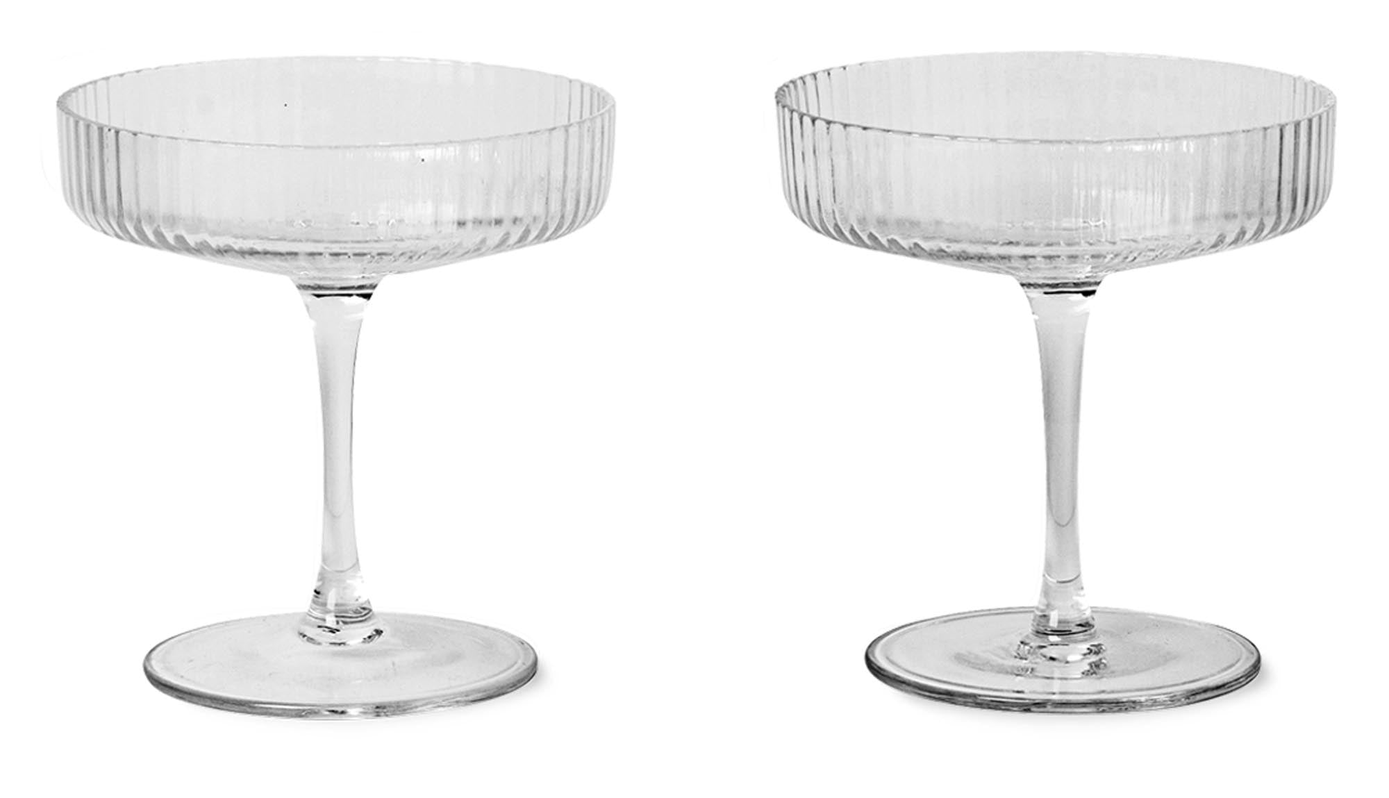 Elegante Ripple Champagnergläser von Ferm Living: Mundgeblasen, geriffelt, spülmaschinenfest – ein stilvoller Blickfang für festliche Anlässe.