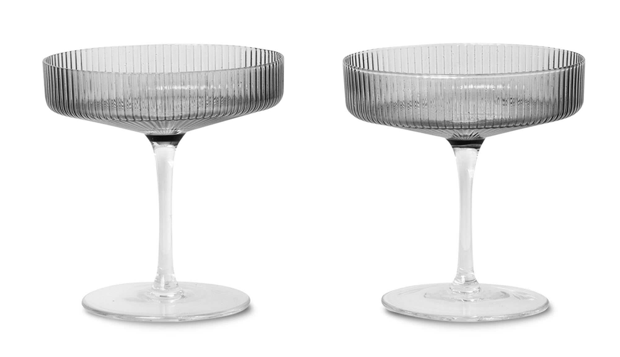 Verleihen Sie Ihrem Tisch mit den handgefertigten Ripple Champagnergläsern von Ferm Living einen Hauch von Eleganz und Stil. Ideal für festliche Anlässe!