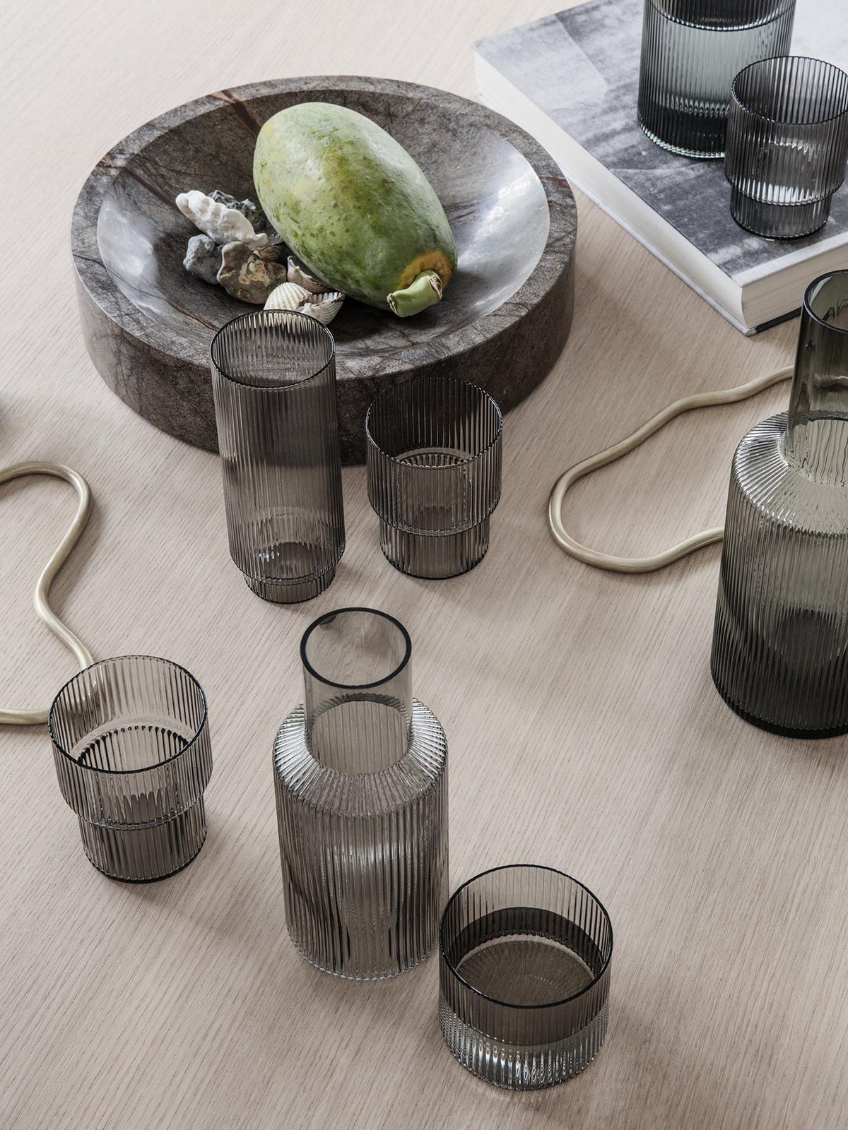 Ripple Gläser 4er Set in Rauchgrau präsentiert im Onlineshop von KAQTU Design AG. Trinkgläser ist von Ferm Living