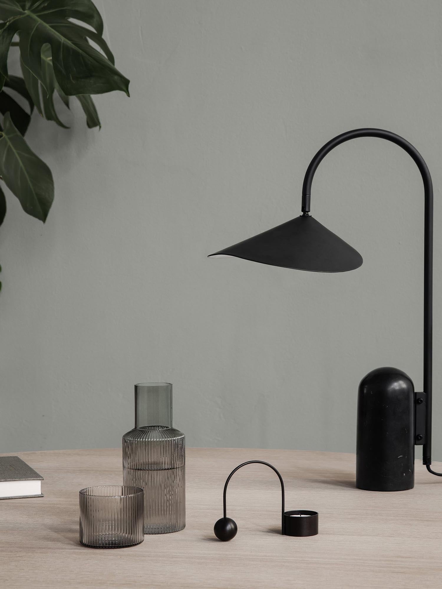 Entdecken Sie das kleine Ripple Karaffeset von Ferm Living: Raffiniertes Design aus hochwertigem Rauchglas, ideal für jeden Anlass und leicht zu reinigen.