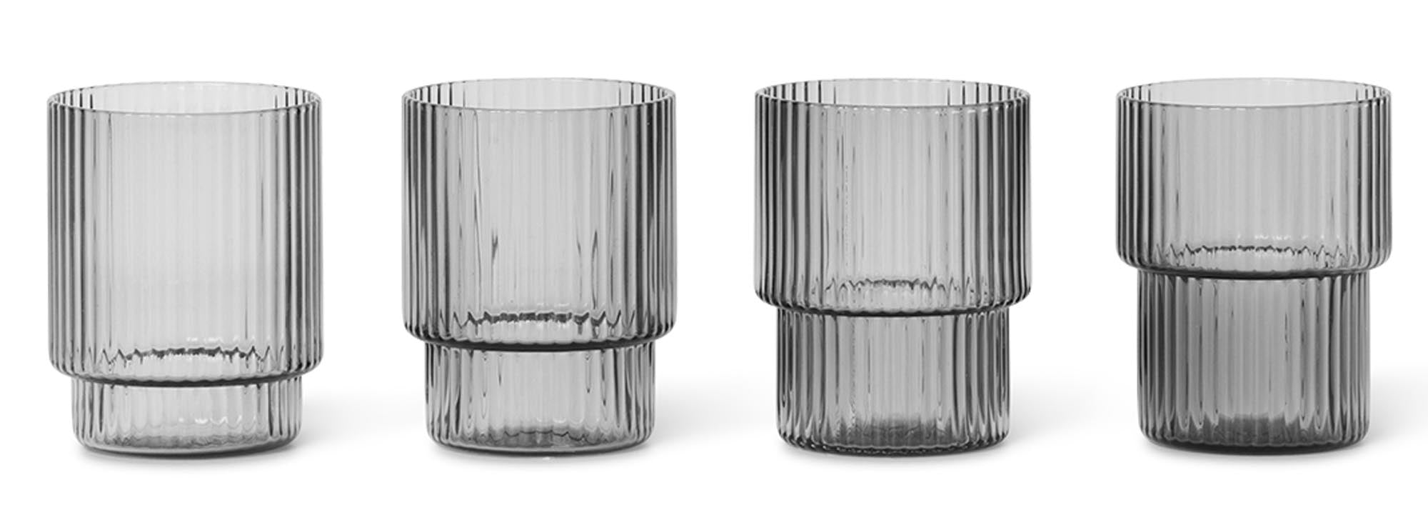 Entdecken Sie das stilvolle 4er-Set der kleinen Ripple-Gläser von Ferm Living. Ideal für kreative Drinks, Snacks oder als dekorative Akzente.