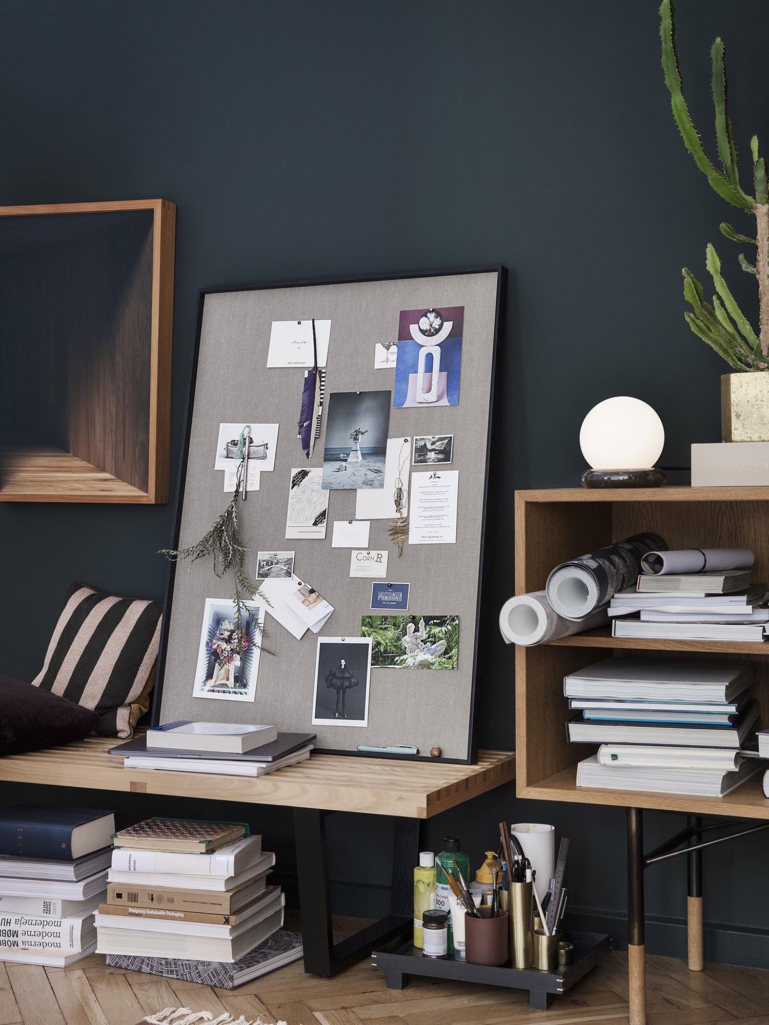 Elegante Pinnwand aus Eschenholz für stilvolle Organisation.