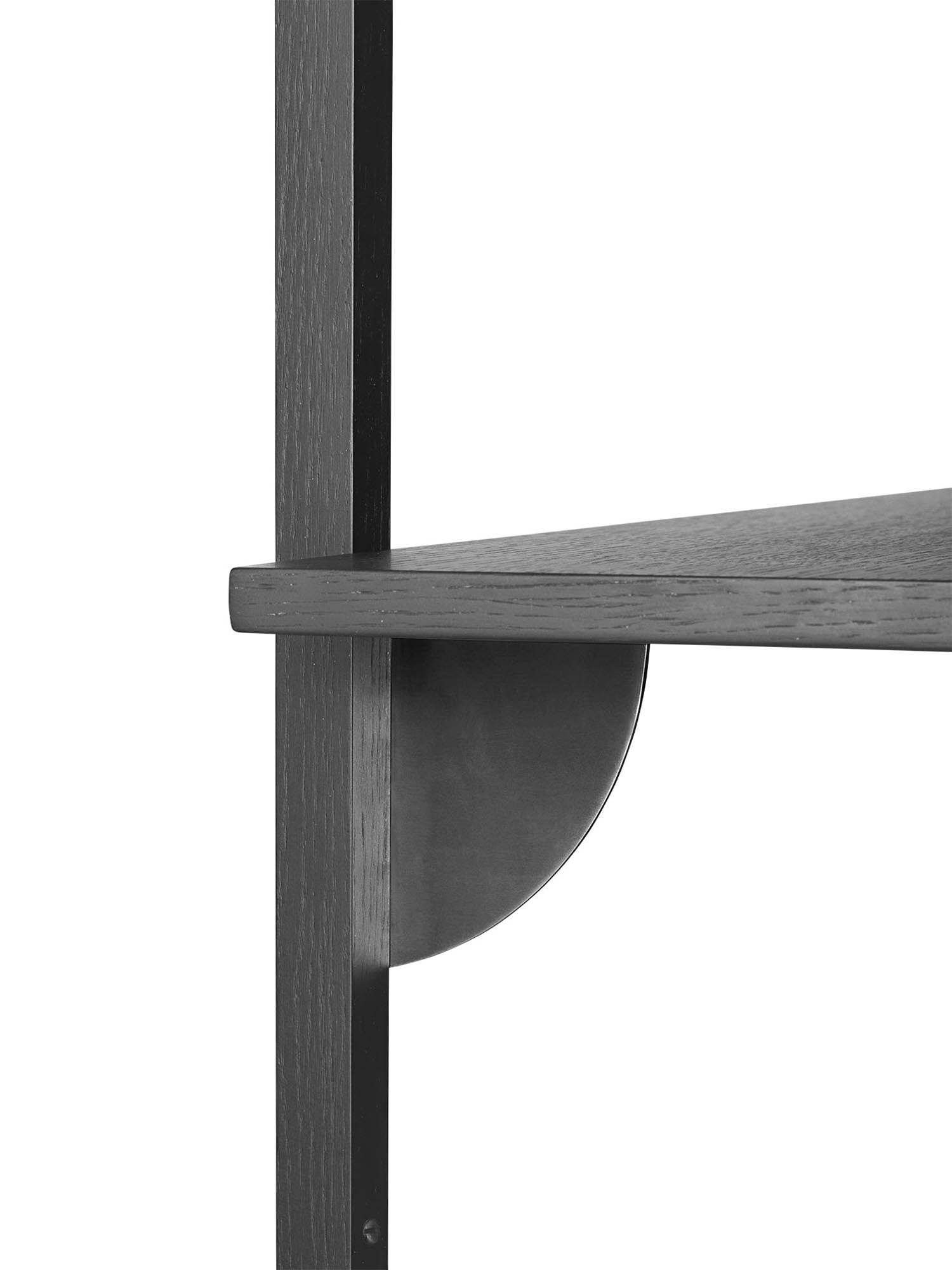 Sector Wandregal in Schwarz / Schwarzes Messing präsentiert im Onlineshop von KAQTU Design AG. Wandregal ist von Ferm Living