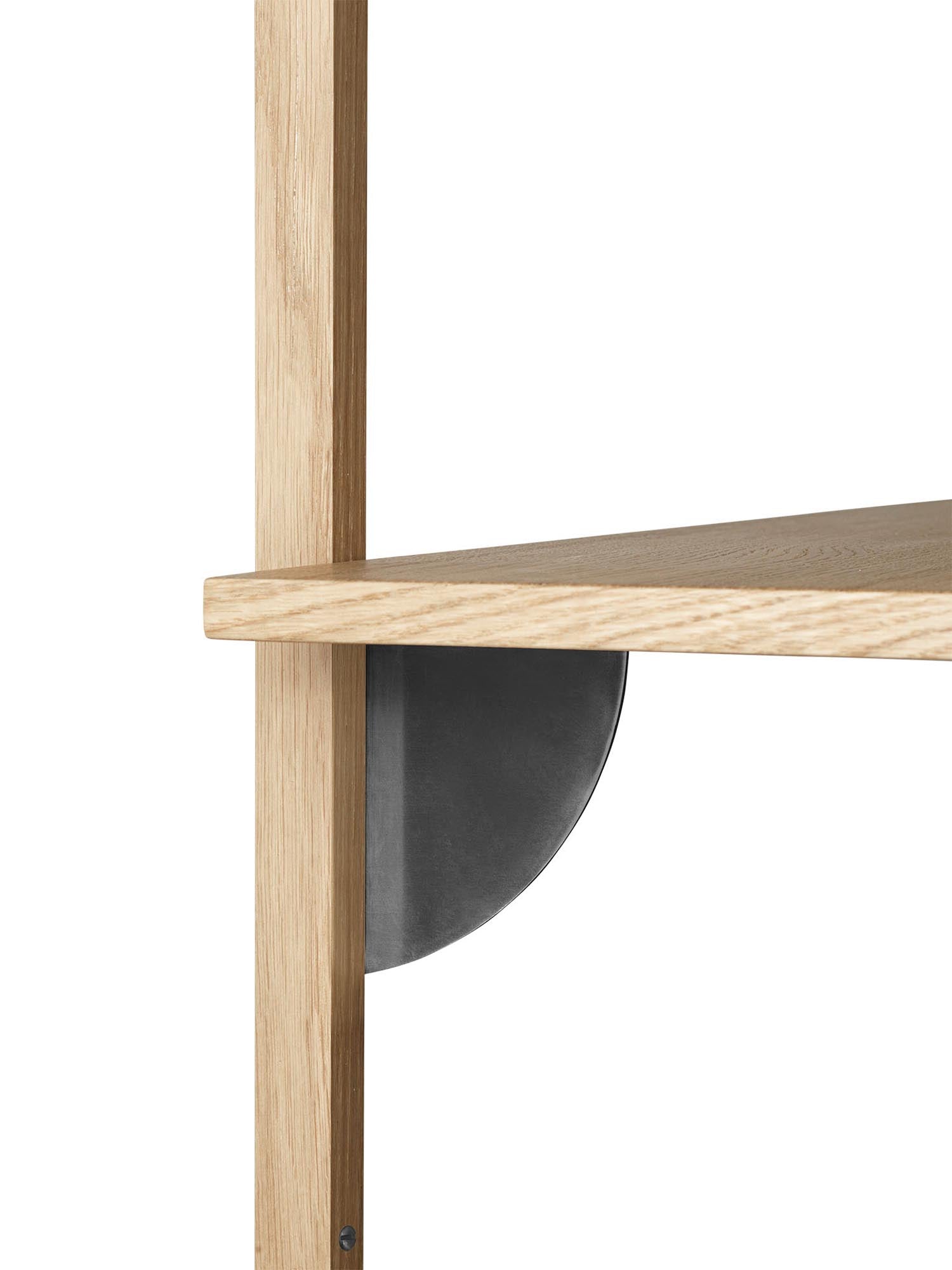 Elegantes Sector Wandregal aus Holz und Messing von Ferm Living.