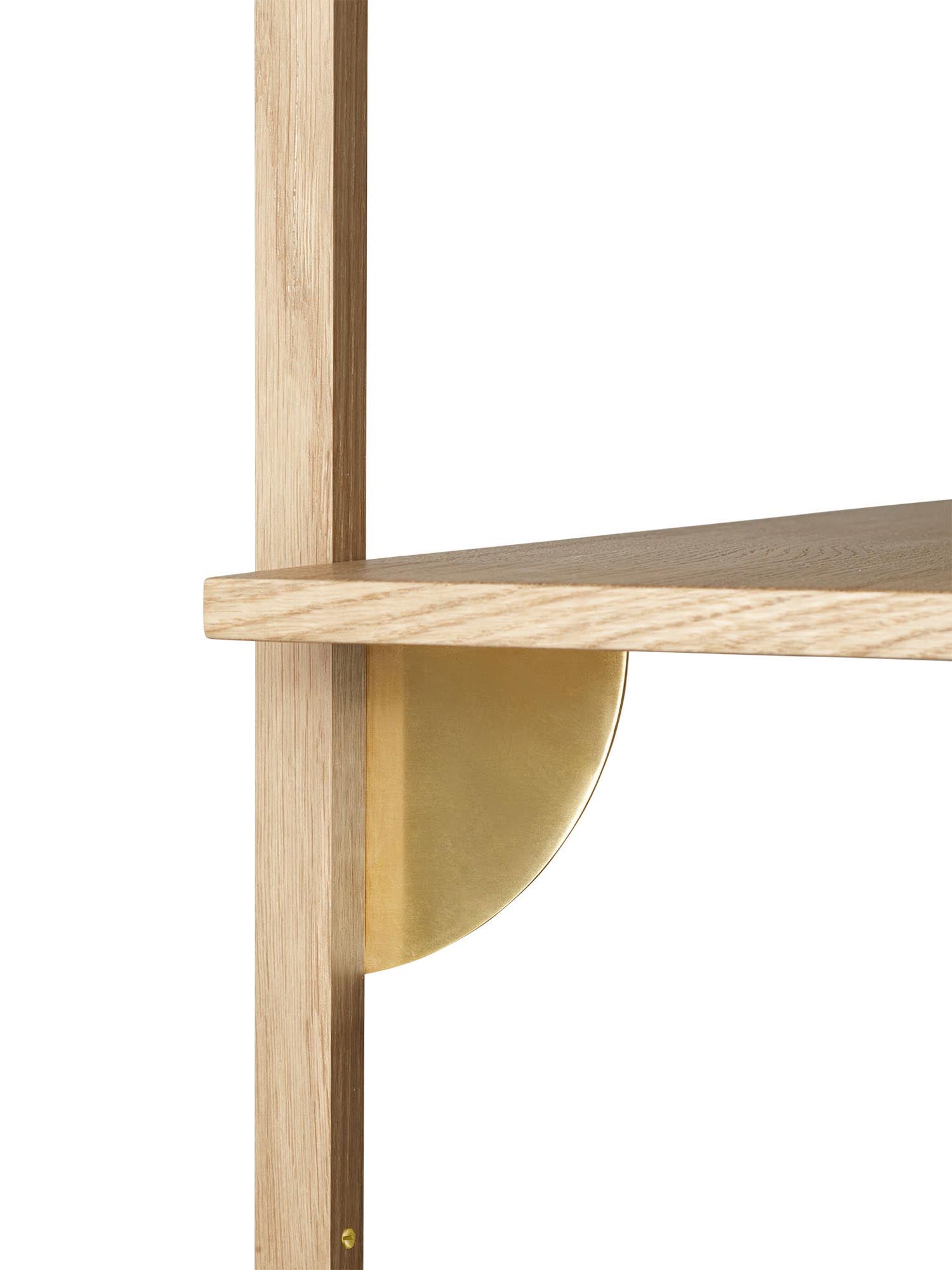 Stilvolles Sector Wandregal von Ferm Living aus Holz und Messing.