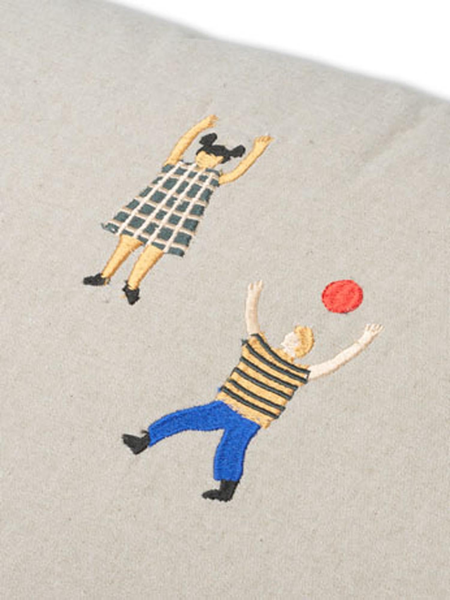 Das Park Kissen lang von Ferm Living: Ein farbenfrohes, nachhaltiges Kissen aus Bio-Baumwolle, ideal für gemütliche Stunden und kreative Spielmomente.