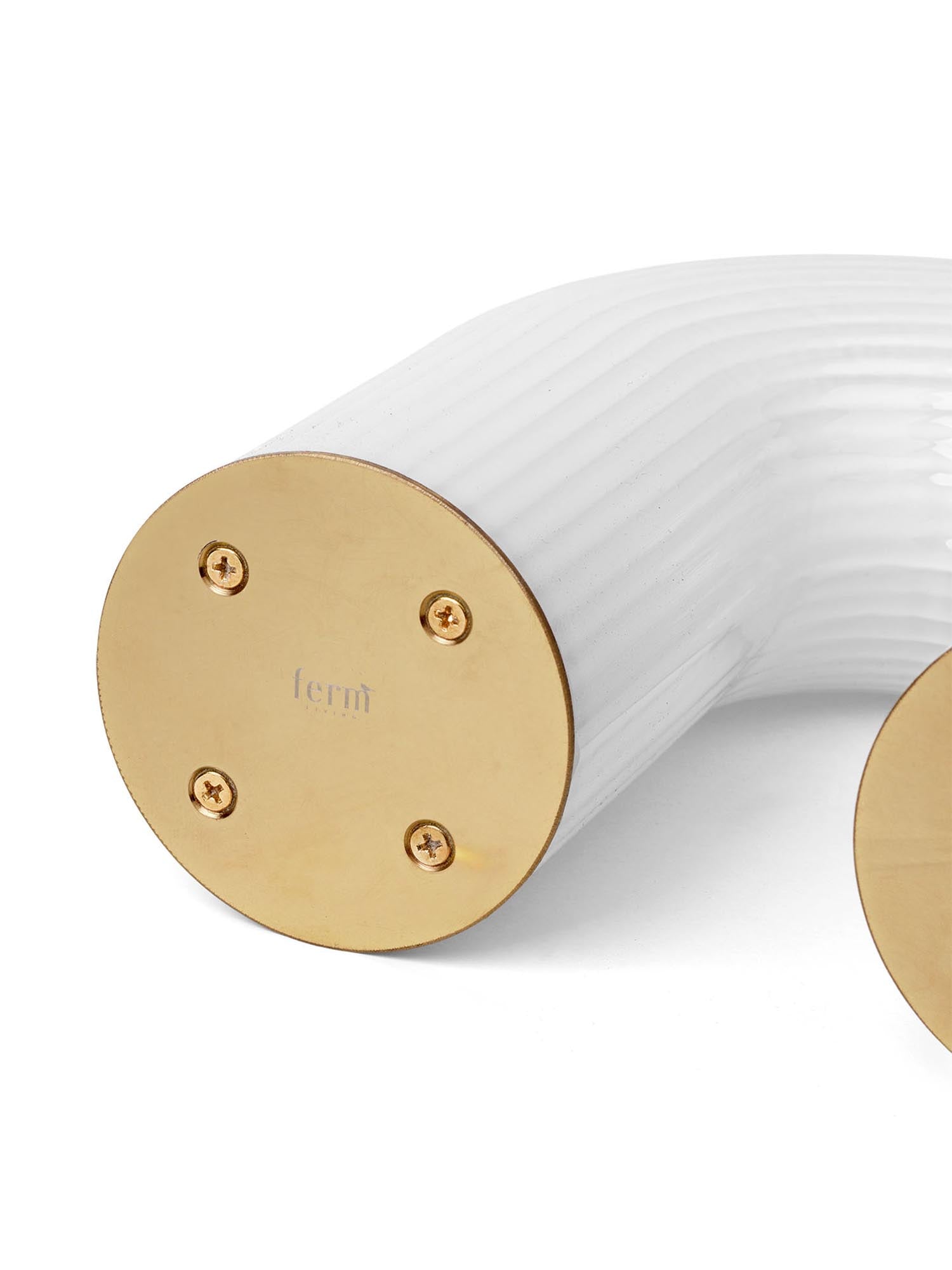 Die Vuelta Tischlampe von Ferm Living vereint elegantes Opalglas mit einem einzigartigen, skulpturalen Design und sorgt für sanftes, dimmbares Licht.