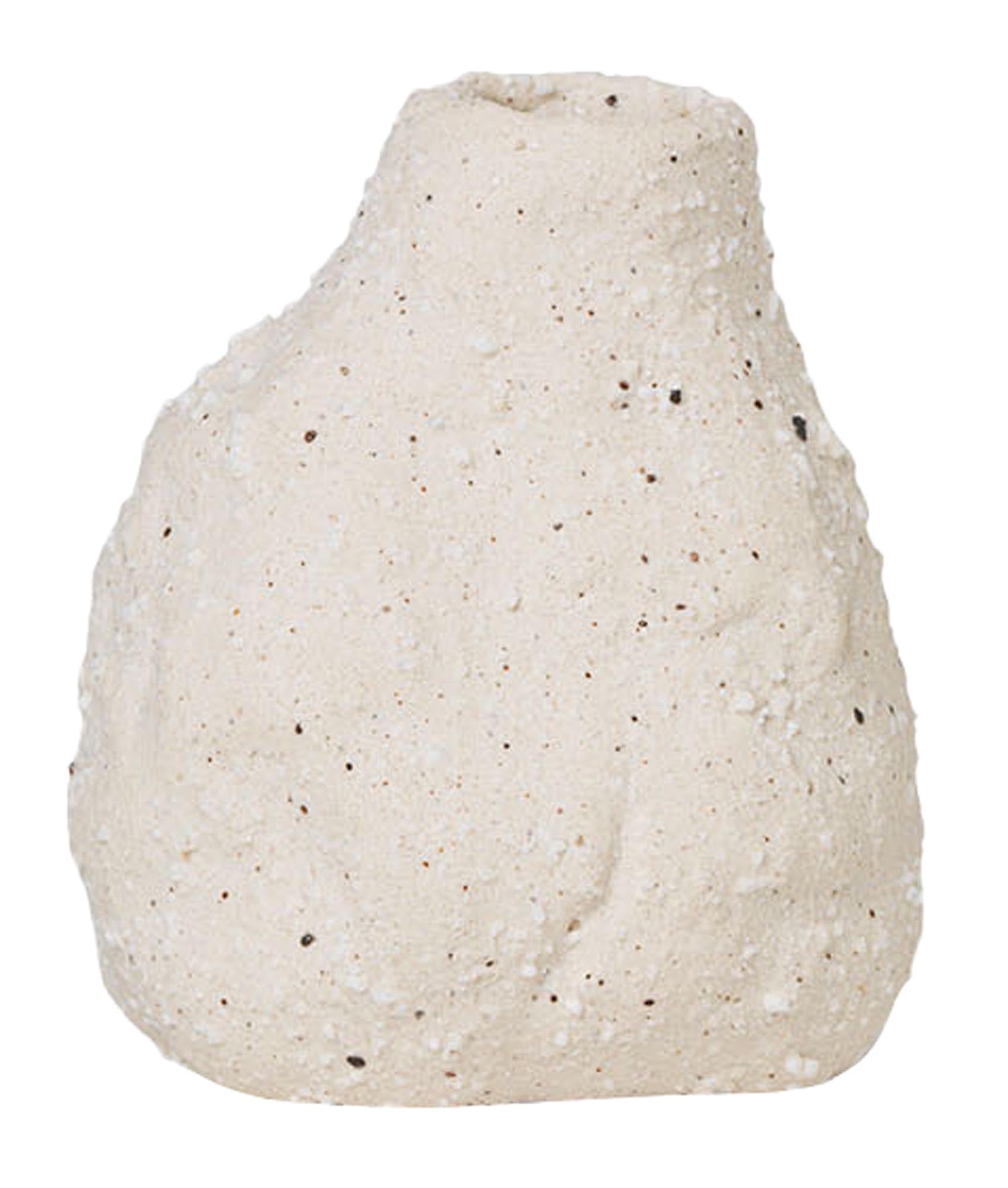 Entdecken Sie die Vulca Vase Mini von Ferm Living – ein modernes Steingut-Design, perfekt für Blumen und Pflanzen. Einzigartig und pflegeleicht!