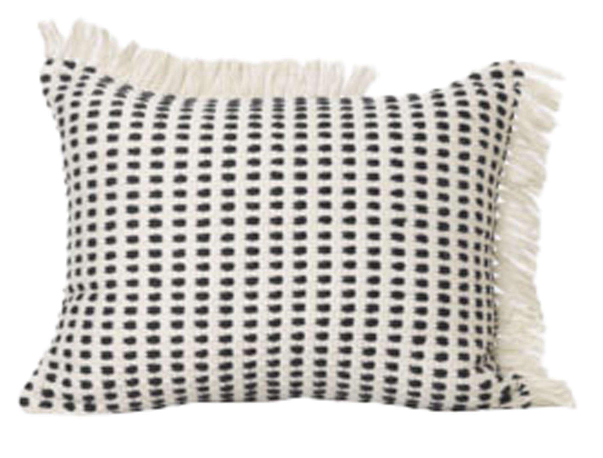 Das "Way Kissen lang" von Ferm Living: Nachhaltig aus recyceltem Plastik, maritimes Design, langlebig, vielseitig drinnen & draussen.