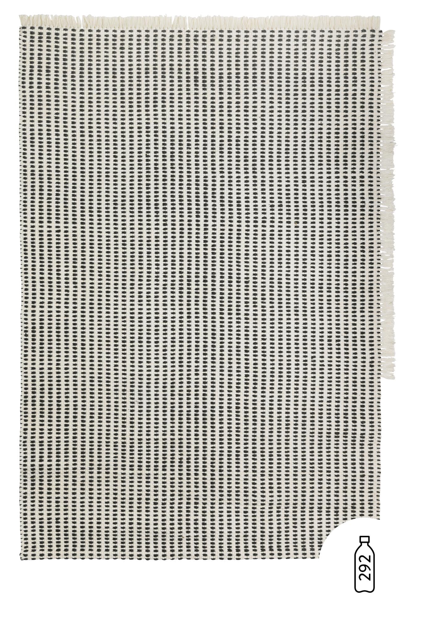 Entdecken Sie den umweltfreundlichen Way Teppich von Ferm Living, gefertigt aus recyceltem Polyester. Ideal für drinnen und draußen, vereint er Stil und Nachhaltigkeit.