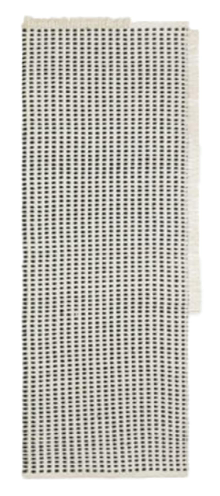 Entdecken Sie den umweltfreundlichen Way Teppich von Ferm Living, gefertigt aus recyceltem Polyester. Ideal für drinnen und draußen, vereint er Stil und Nachhaltigkeit.