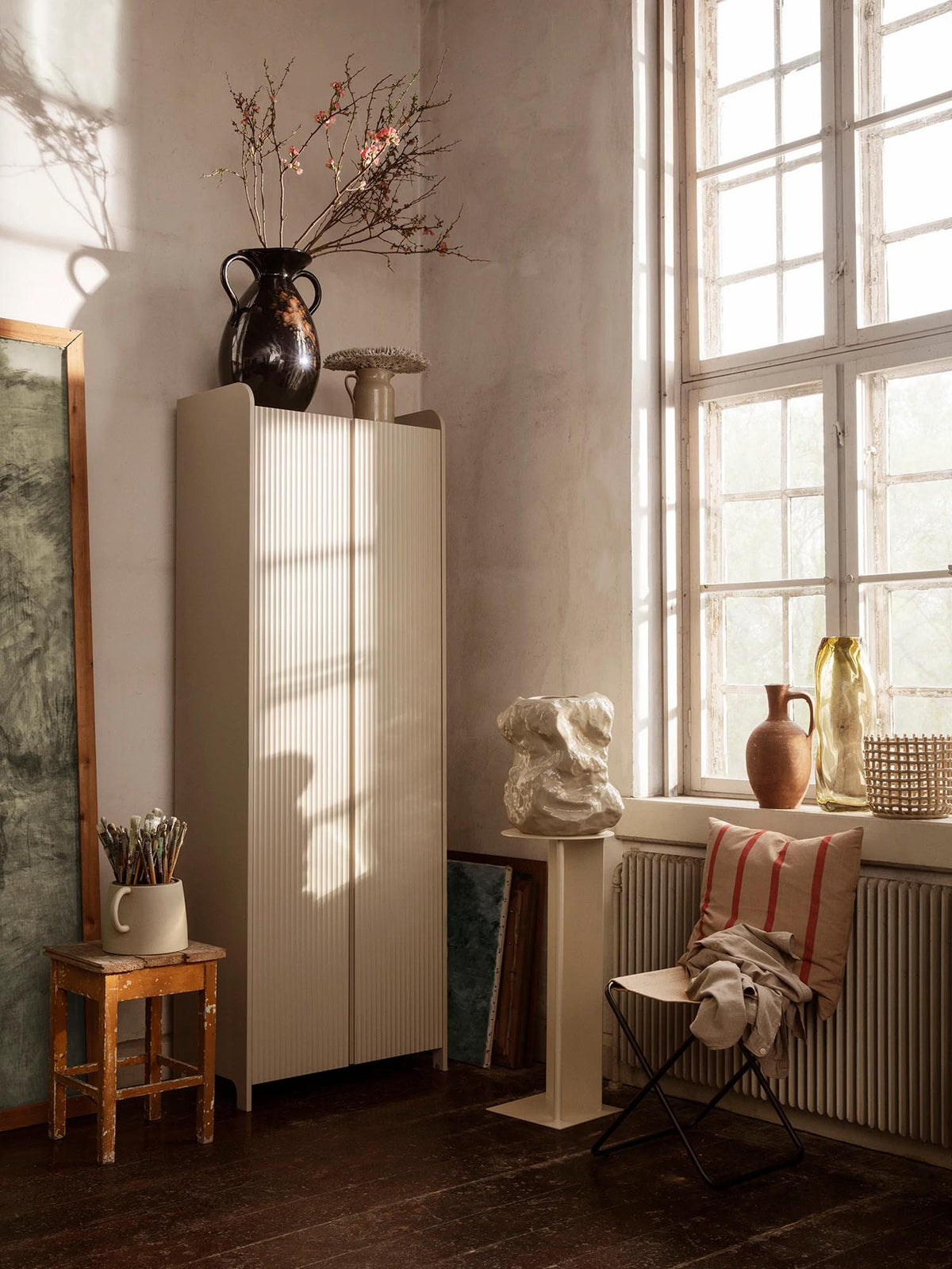 Sill Cupboard Tall in Beige präsentiert im Onlineshop von KAQTU Design AG. Drehtürenschrank ist von Ferm Living