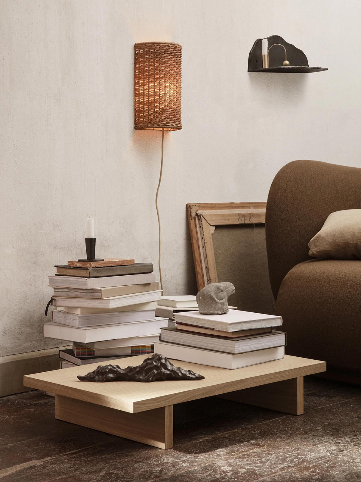Niedriger Couchtisch Kona Low Table aus Eichenfurnier in dunkler Beize, rechteckige Platte