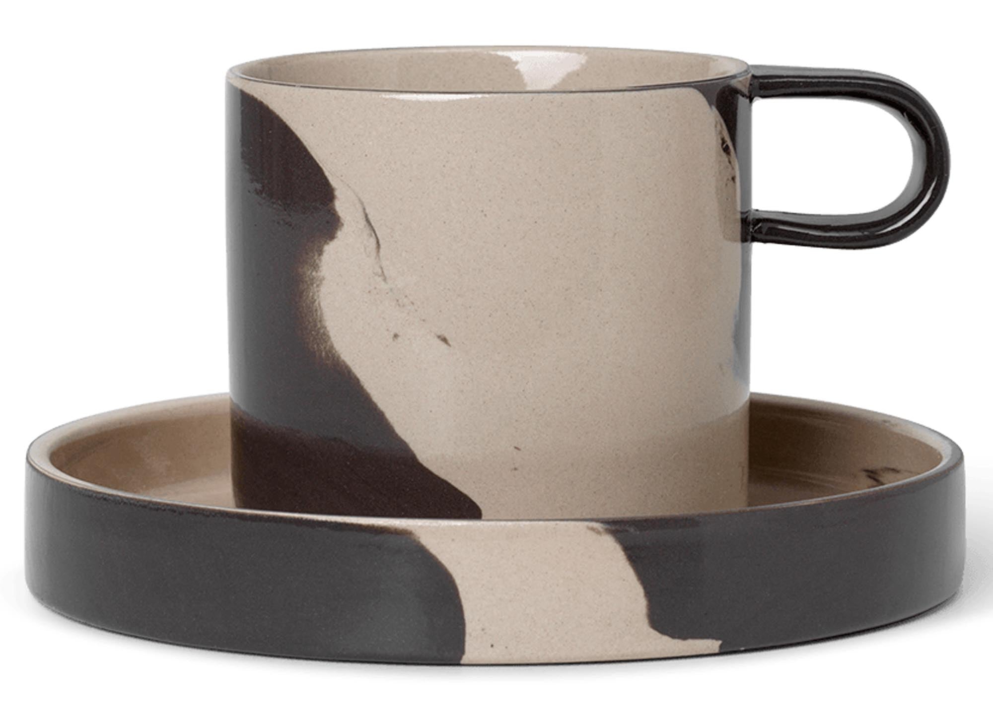 Entdecke die einzigartige Inlay Tasse mit Untertasse von Ferm Living. Aus Steingut, marmorähnliches Muster, perfekt für stilvolle Tischarrangements.