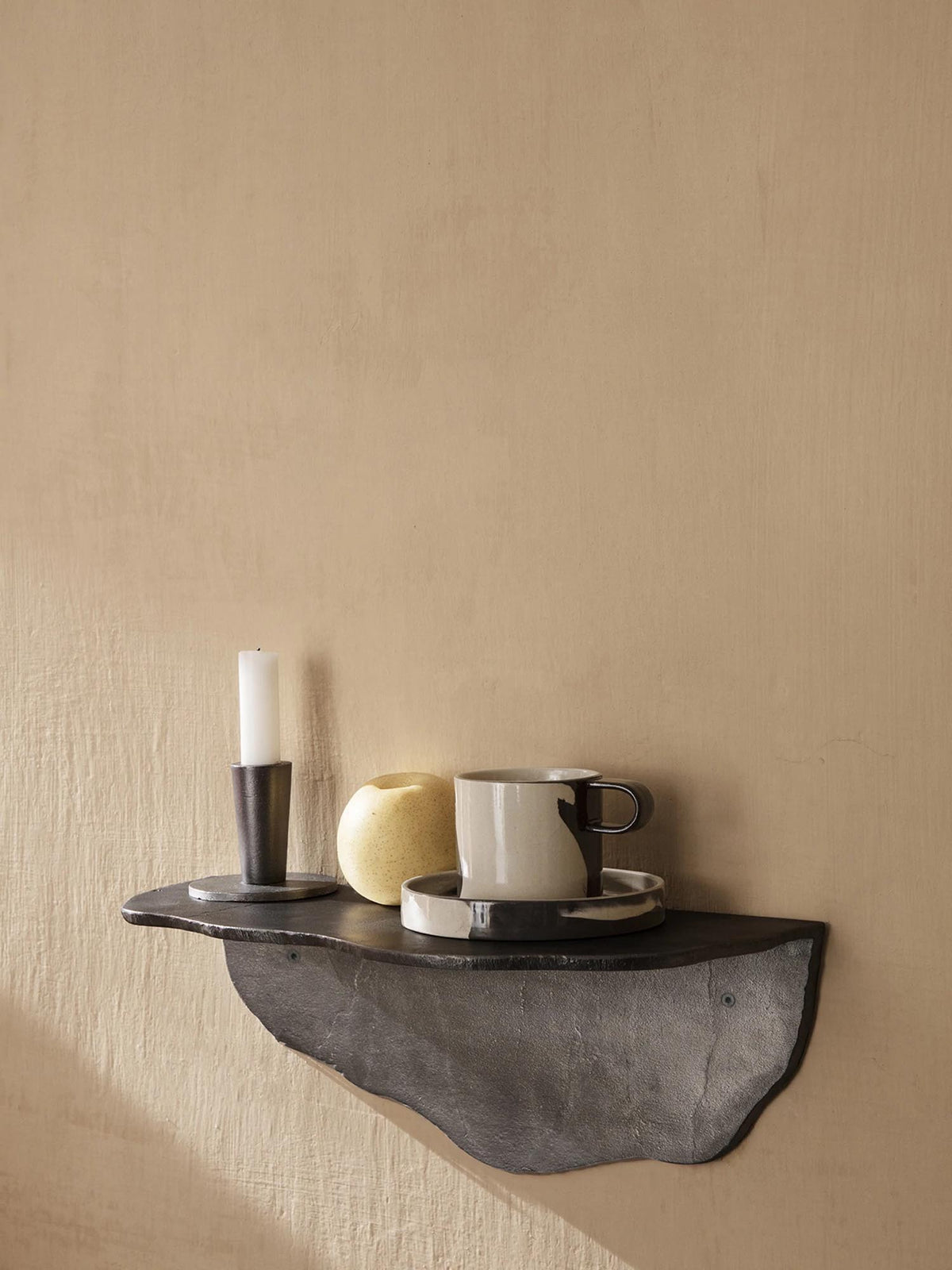 Fracture Wandregal in Schwarz präsentiert im Onlineshop von KAQTU Design AG. Wandregal ist von Ferm Living