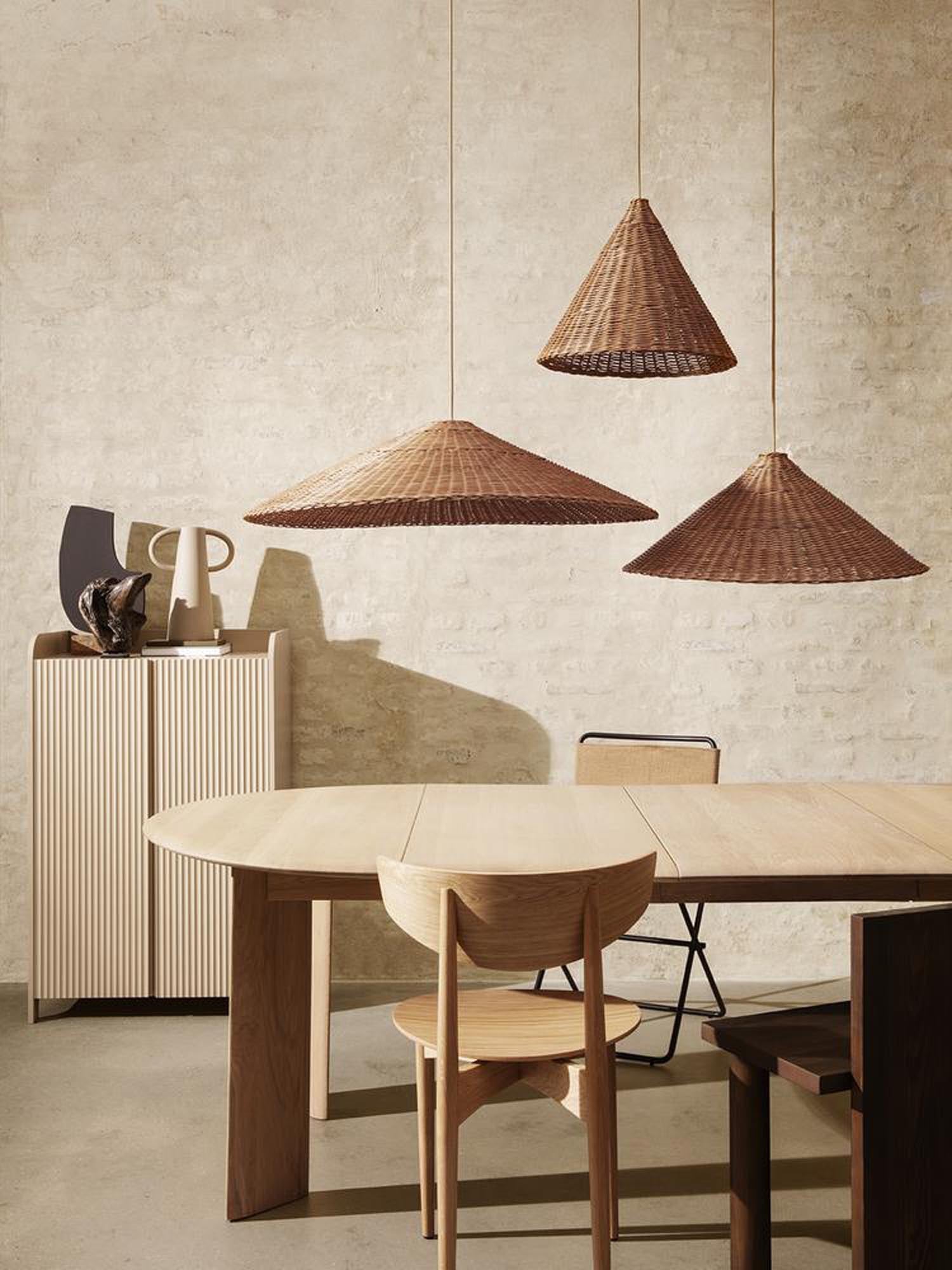 Eleganter Dou Lampenschirm von Ferm Living aus handgeflochtenem Rattan. Ideal für stimmungsvolle Beleuchtung und stilvolle Akzente in jedem Raum.