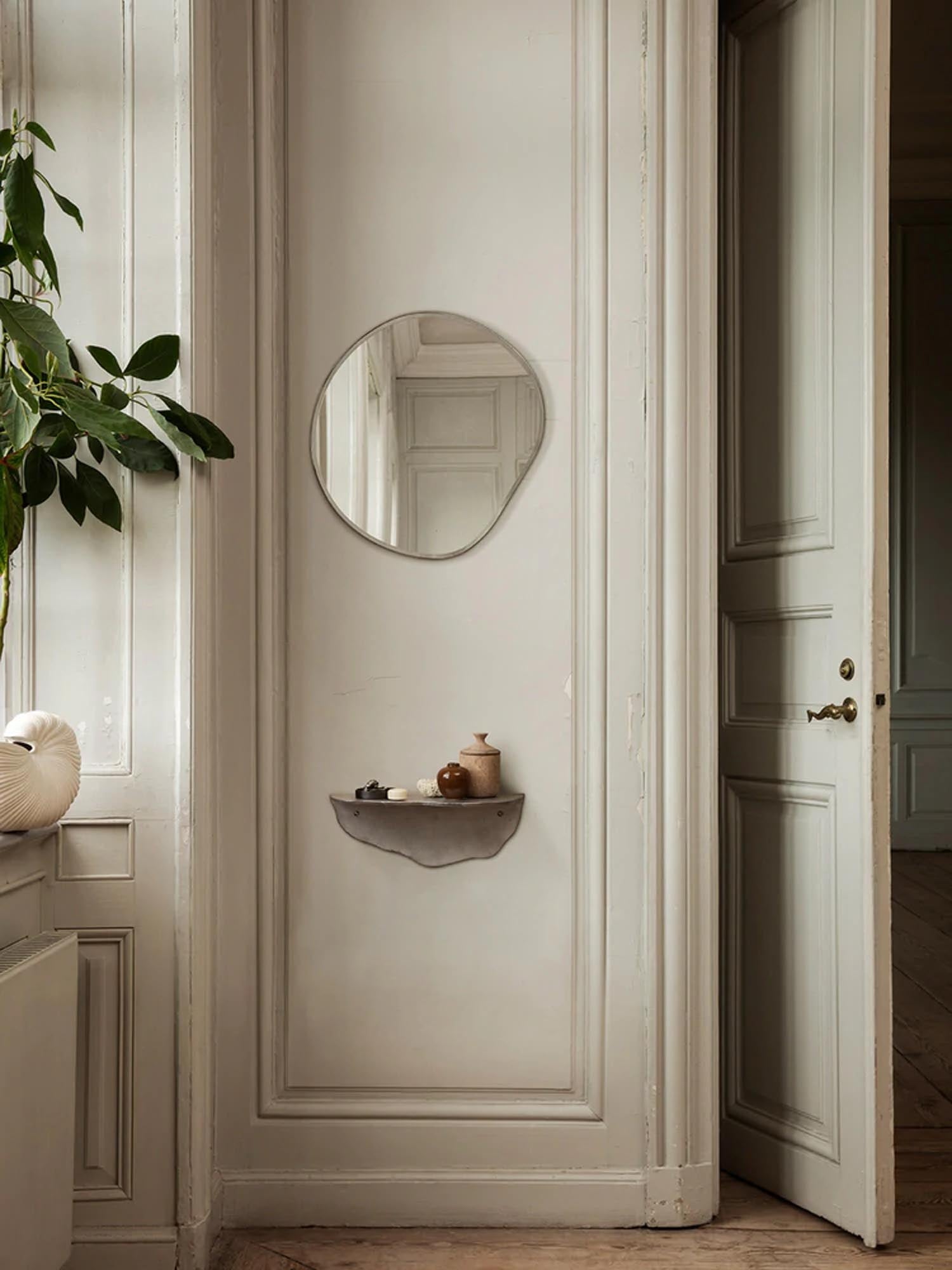 Eleganter Pond Spiegel von Ferm Living: Organische Formen, inspiriert von Wasserbewegungen, mit Messingrahmen. Vielseitig aufhängbar.