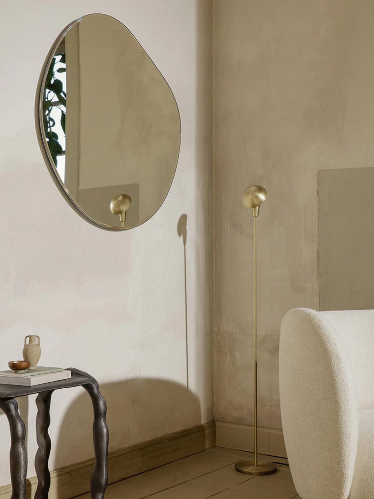 Pond Spiegel XL in Silber / Chrom präsentiert im Onlineshop von KAQTU Design AG. Wandspiegel ist von Ferm Living