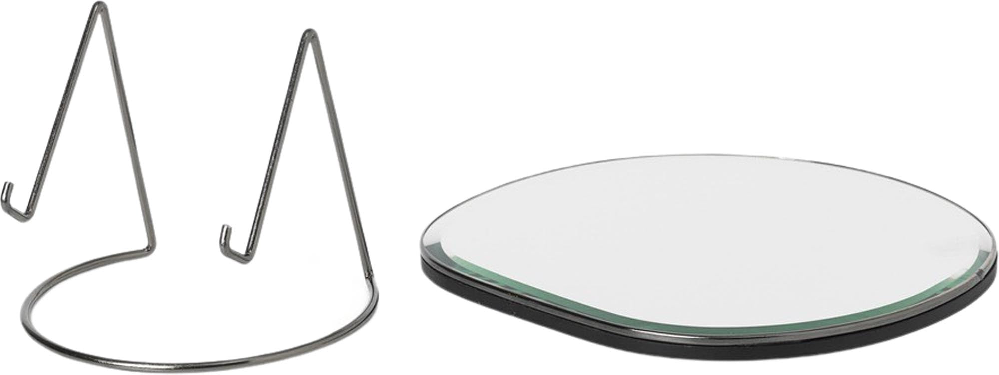 Entdecke den einzigartigen Pond Tischspiegel von Ferm Living. Mit seinem asymmetrischen Design und elegantem Metallständer bringt er stilvolle Akzente in jeden Raum.