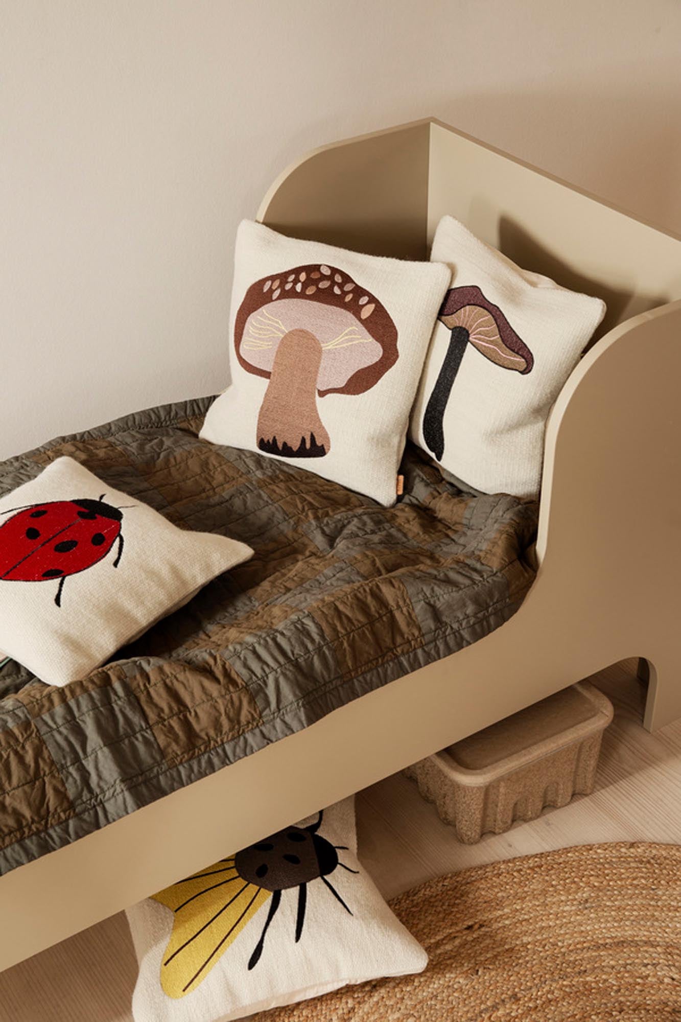 Sill Junior Bett von Ferm Living, modernes Kinderbett mit eleganten Linien und sanften Farbtönen, perfekt für ein gemütliches Kinderzimmer.