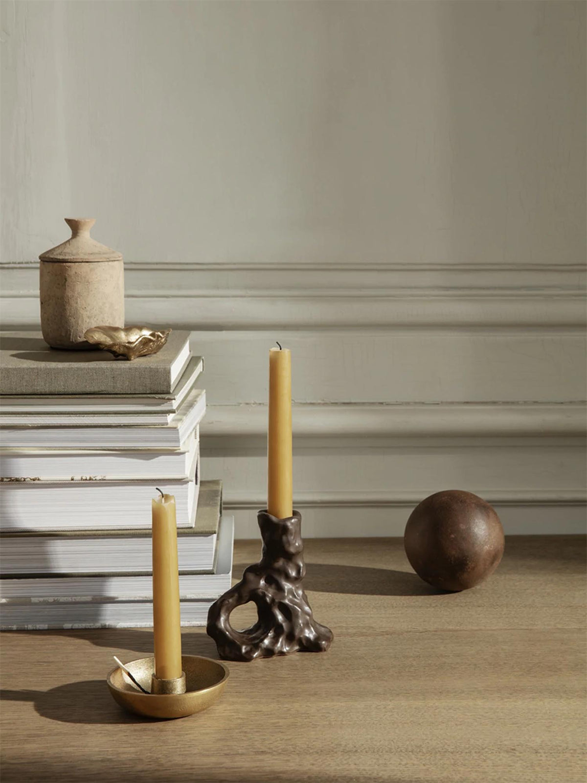 Bowl Kerzenständer Single in Messing präsentiert im Onlineshop von KAQTU Design AG. Kerzenständer ist von Ferm Living