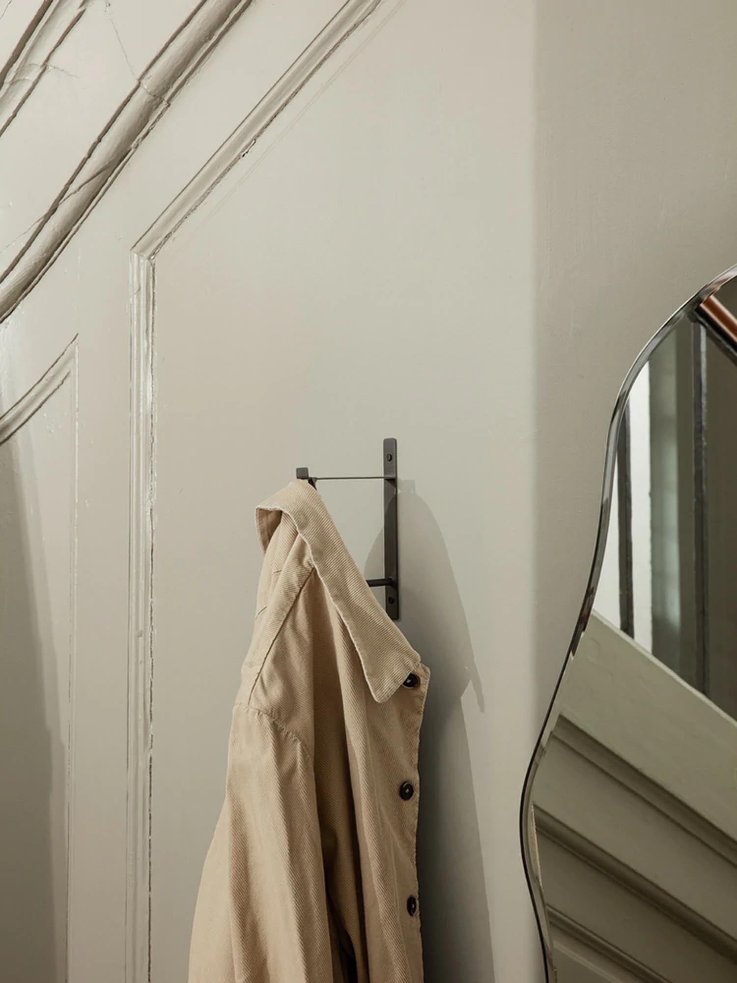 Ferm Living Hang Rack: Minimalistischer Kleiderständer für Ihr Zuhause.